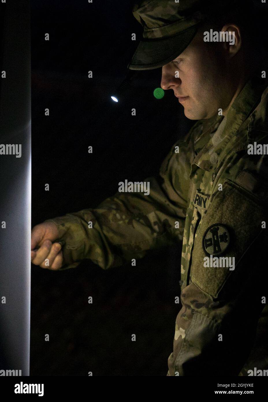 SGT. Cody Palmer, un ingegnere di combattimento attaccato alla 812th Engineer Company (Sapper), conduce i controlli e i servizi di manutenzione preventiva di mattina presto, o PMC, su una caricatrice di skid-Steer durante un rainstorm di mattina presto al centro di preparazione dell'unità a Lorain, Ohio, 11 gennaio 2020. Mantenere la disponibilità delle attrezzature giorno o notte, indipendentemente dalle condizioni meteorologiche, è fondamentale per la disponibilità delle unità della Guardia Nazionale dell'esercito dell'Ohio e per la capacità dei soldati di "combattere Tonight!" Foto Stock