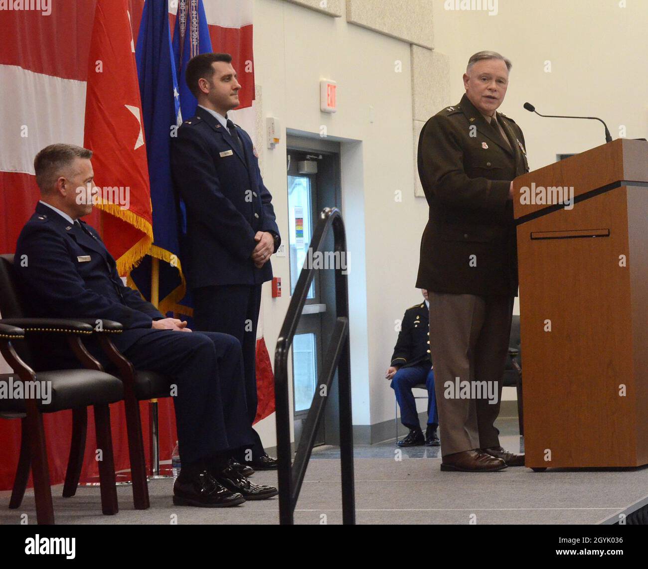 Gen. Bret Daugherty, l'Adjutant Generale, Guardia Nazionale di Washington (a destra) presenta osservazioni formali come il funzionario presidiante durante la cerimonia di pensionamento per Briga. Gen. Jeremy Horn (sinistra), 11 gennaio 2020 a Camp Murray, Washington (foto della Guardia Nazionale di Master Sgt. John Hughel, Washington Air National Guard Public Affairs) Foto Stock