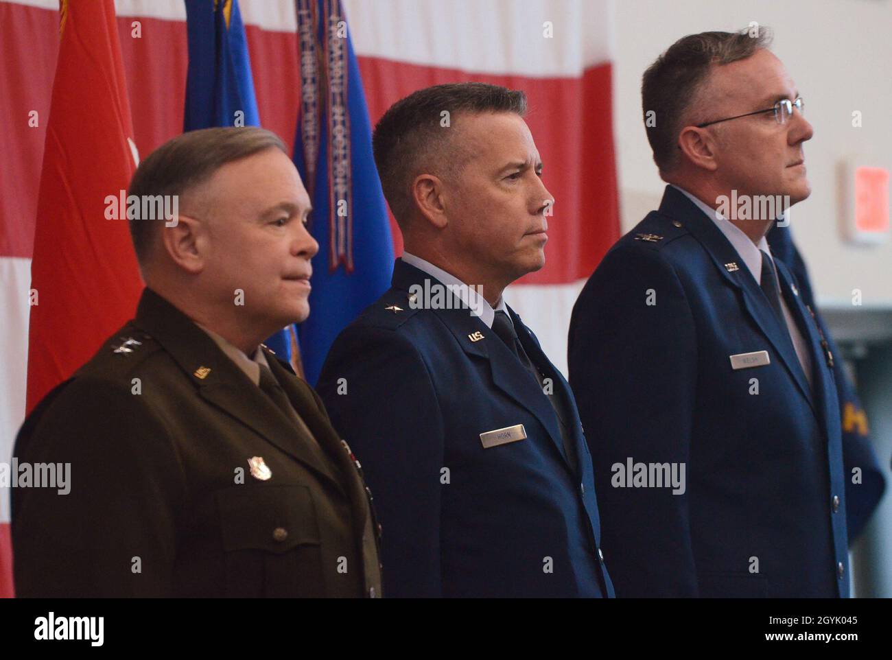 Gen. Bret Daugherty, il generale dell'Adjutant, Guardia Nazionale di Washington (a sinistra), insieme a Briga. Il Gen. Jeremy Horn (centro) e il col. Gent Welsh Jr. (Destra) stanno all'attenzione durante la lettura dell'ordine ufficiale per la cerimonia di Cambio del comando della Guardia Nazionale aerea di Washington, 11 gennaio 2020 a Camp Murray, Washington (foto della Guardia Nazionale da Master Sgt. John Hughel, Washington Air National Guard Public Affairs) Foto Stock