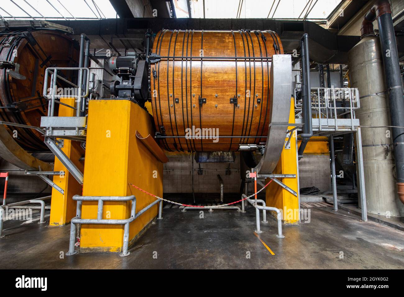 Officina di cuoio. Grandi barili in legno per la concia di cuoio bovino Foto Stock