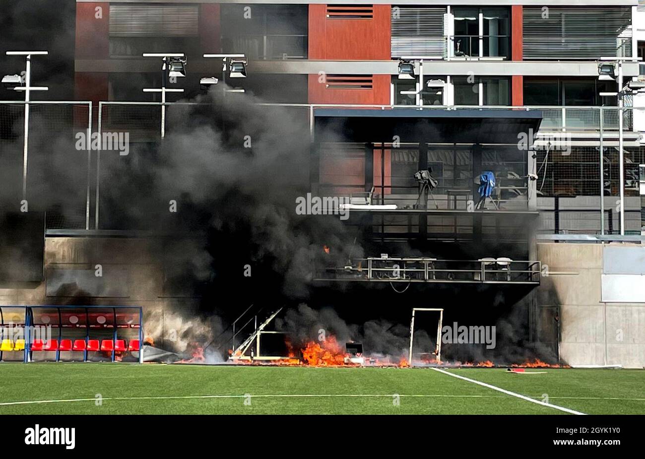 Un incendio scoppiò a Estadi Nacional, Andorra. I preparativi per il qualificatore della Coppa del mondo d’Inghilterra ad Andorra sono stati colpiti da un incendio all’Estadi Nacional. Il portale televisivo a fianco dello stadio da 3,300 posti è stato inghiottito in fiamme il venerdì pomeriggio, tre ore dopo che l'Inghilterra vi si era allenata. Data foto: Venerdì 8 ottobre 2021. Foto Stock