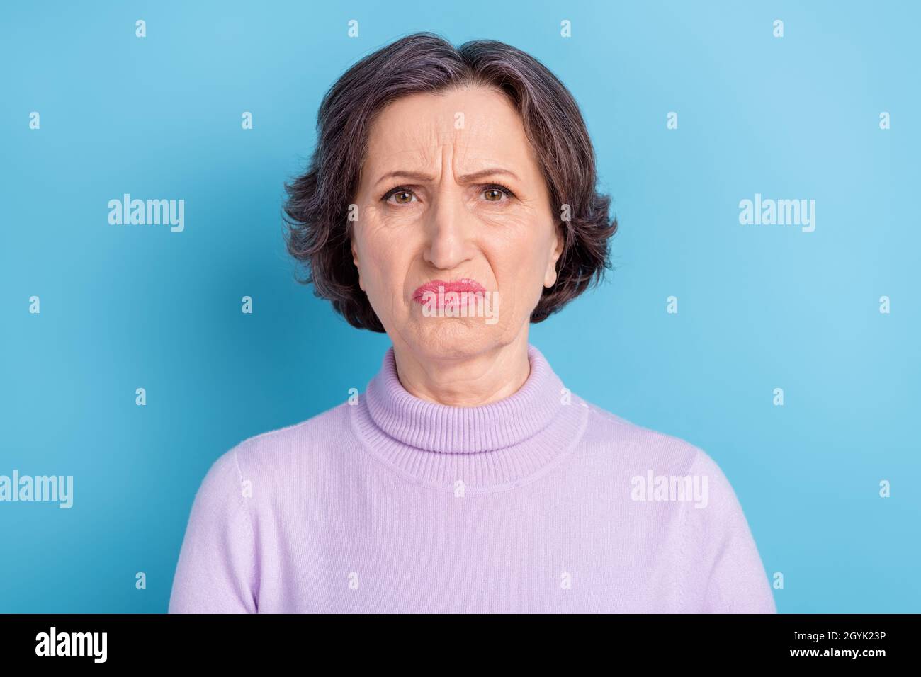 Foto di anziana donna infelice triste sconvolto negativo dissimile travestato cattivo aroma isolato su sfondo blu colore Foto Stock
