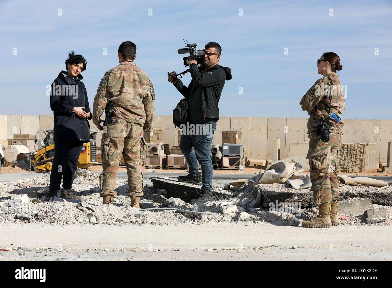 Nafiseh Kohnavard, un giornalista di BBC Persian News Field, a sinistra, pone domande all'Air Force Airman degli Stati Uniti durante un'intervista alla base aerea di al Asad, Iraq, 12 gennaio 2020. Diversi organi di informazione internazionali sono stati invitati da funzionari militari a partecipare a un evento mediatico ad al Asad a causa dei recenti attacchi missilistici balistici. (STATI UNITI Esercito foto di SPC. Senape di Derek) Foto Stock