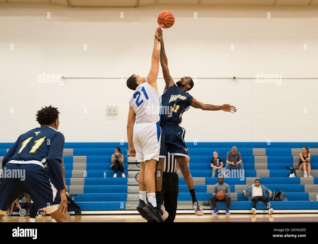 Aeroporto di dover base Eagles centro Miguel Garcia (21) e attività di supporto navale Bethesda Warriors centro Charles Lewis (32) saltare per la palla al tipoff della loro Washington Area Military Athletic Conference gioco di basket 12 gennaio 2020, presso il Fitness Center on dover AFB, I Guerrieri hanno sormontato le aquile, 88-70. (STATI UNITI Air Force foto di Roland Balik) Foto Stock