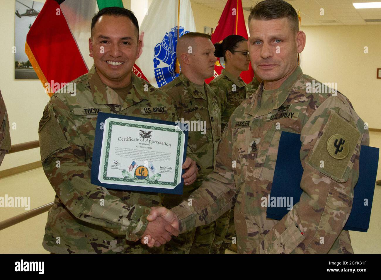 Comando Sgt. Il Major Ronald Hassler, consigliere senior enlisted, il 103esimo comando di supporto di Expeditionary (ESC), presenta Sgt. Johan Tocre, 349° Combat Support Hospital, con un certificato di apprezzamento per il suo lavoro sul simposio di prevenzione e consapevolezza suicida a Camp Arifjan, Kuwait, 13 gennaio 2020. (STATI UNITI Foto dell'esercito dello staff Sgt. Godot G. Galgano) Foto Stock