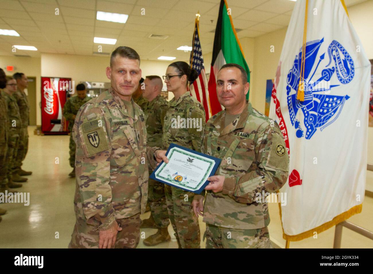 Comando Sgt. Il Dr. Ronald Hassler, consigliere senior enlisted, 103esimo comando di supporto di Expeditionary (ESC), presenta il Lt. Richard Dreize, 349esimo Combat Support Hospital, con un certificato di apprezzamento per il suo lavoro sul simposio di prevenzione e sensibilizzazione al suicidio a Camp Arifjan, Kuwait, 13 gennaio 2020. (STATI UNITI Foto dell'esercito dello staff Sgt. Godot G. Galgano) Foto Stock