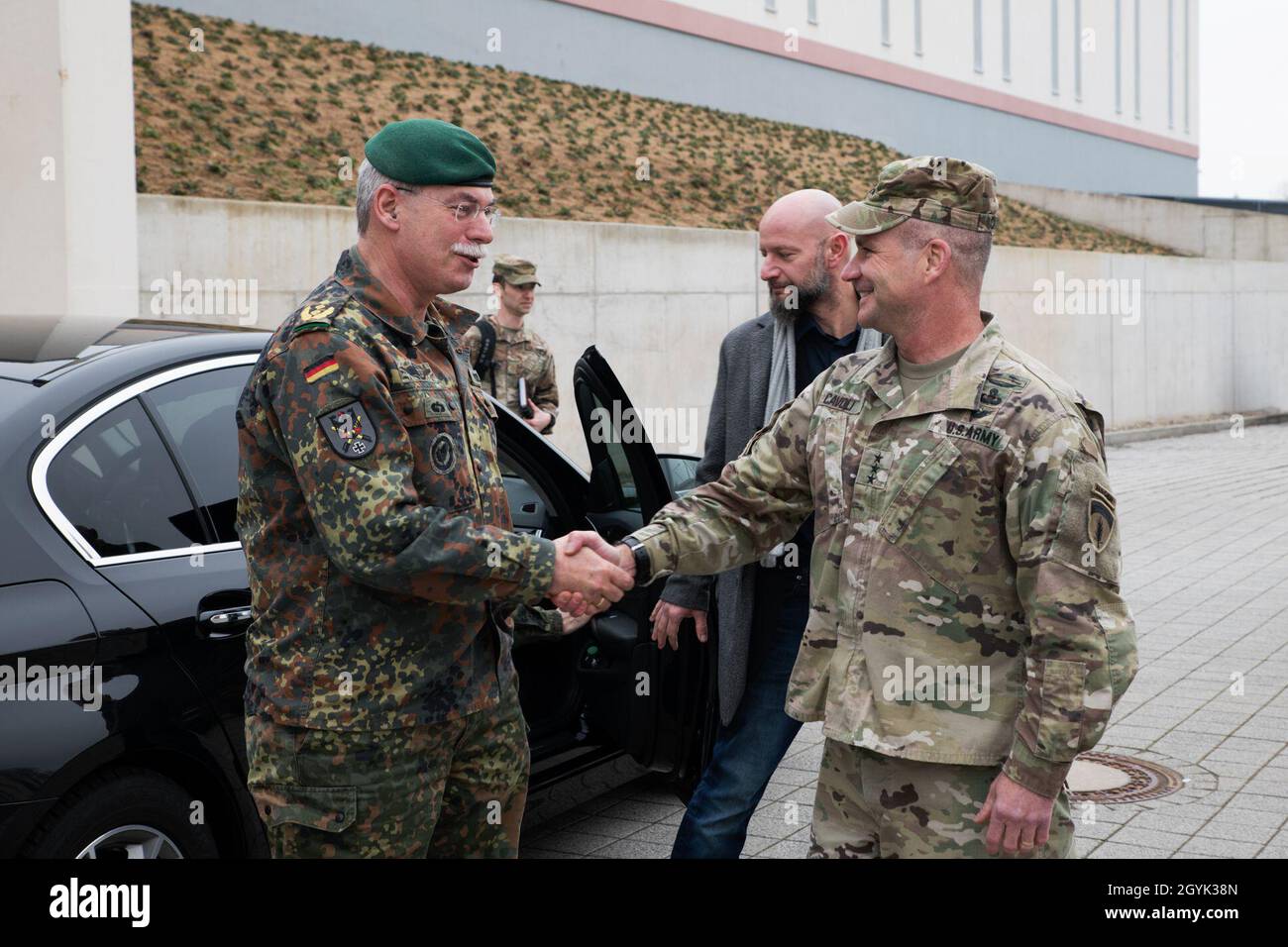 Capo dell'esercito tedesco, il Gen. Jörg Vollmer arriva presso la sede dell'Esercito degli Stati Uniti d'Europa per incontrare la leadership senior 13 gennaio 2020. Christopher Cavoli ha salutato Vollmer al suo arrivo. Un cordone d'onore, composto da soldati della 529a Guardia d'onore della Compagnia militare di polizia, ha accolto Vollmer con un cordone d'onore all'esterno dell'edificio Keyes. (STATI UNITI Esercito foto di SPC. Stefano P. Perez) Foto Stock