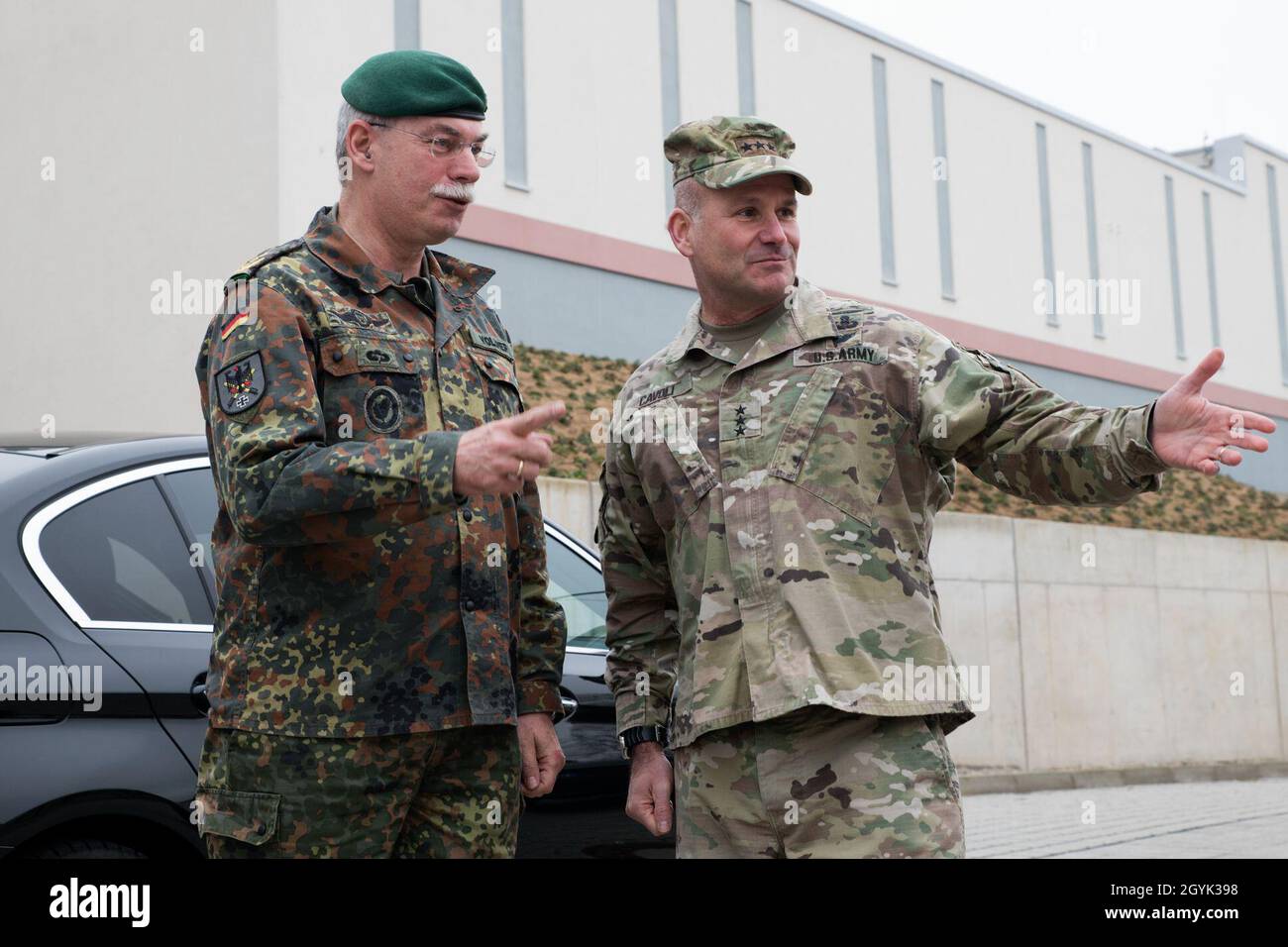 Capo dell'esercito tedesco, il Gen. Jörg Vollmer arriva presso la sede dell'Esercito degli Stati Uniti d'Europa per incontrare la leadership senior 13 gennaio 2020. Christopher Cavoli ha salutato Vollmer al suo arrivo. Un cordone d'onore, composto da soldati della 529a Guardia d'onore della Compagnia militare di polizia, ha accolto Vollmer con un cordone d'onore all'esterno dell'edificio Keyes. (STATI UNITI Esercito foto di SPC. Stefano P. Perez) Foto Stock