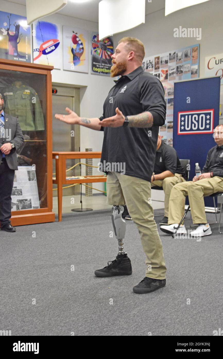 WIESBADEN, Germania -- Marine CPL. Rory Hamill, che è stato ferito da un dispositivo esplosivo improvvisato in Afghanistan, parla della sua esperienza di tornare dall'orlo del suicidio e infine di cercare l'aiuto mentale e fisico di cui aveva bisogno. Hamill, insieme ad altri cinque guerrieri feriti, ha parlato ad un incontro e saluto il 13 gennaio 2020, presso il Mission Command Center di Clay Kaserne. Foto Stock