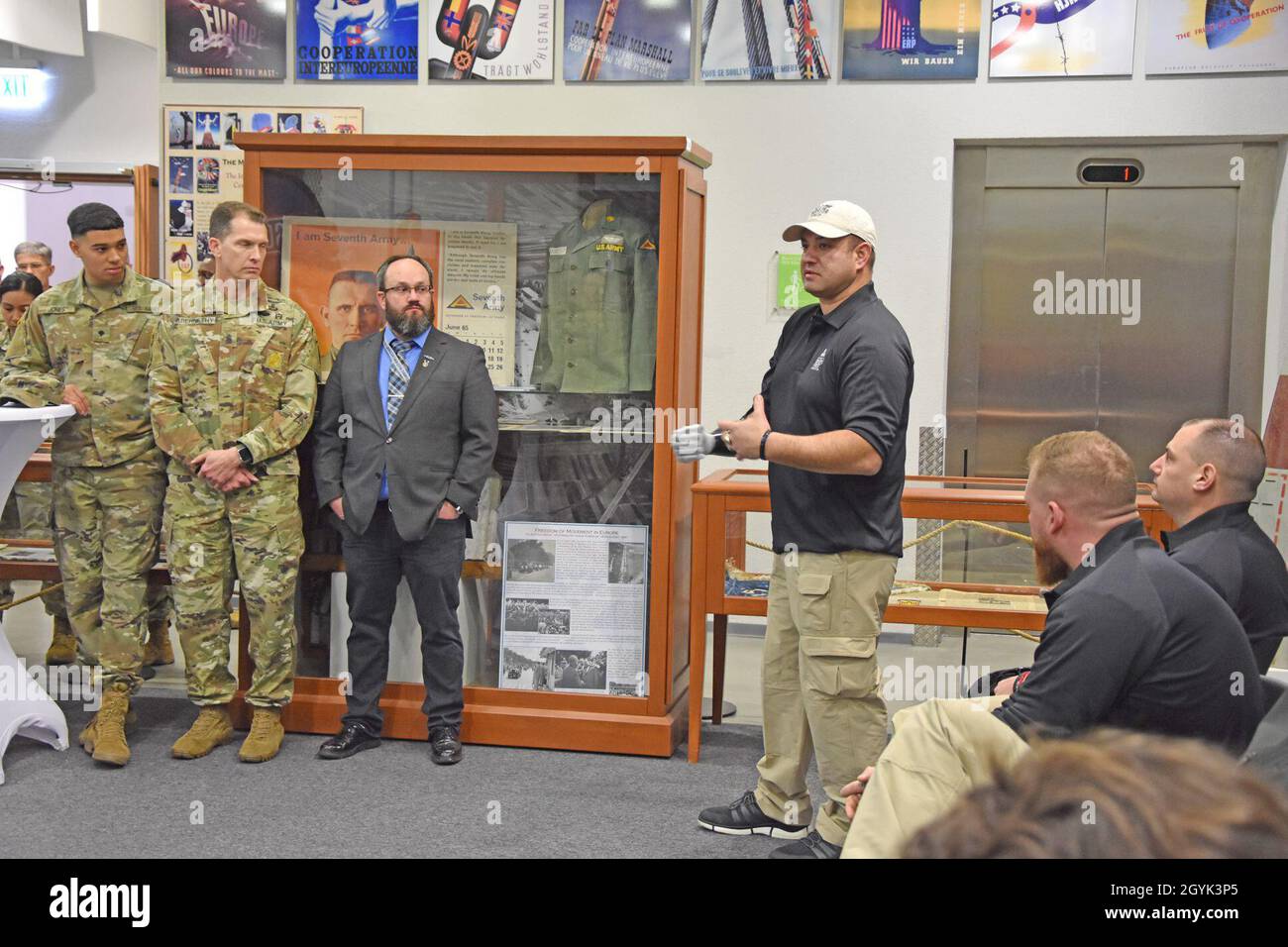 WIESBADEN, Germania -- Medaglia d'onore ricevente e guerriero ferito ritirò il Maestro Sgt. Leroy Petry parla con un gruppo di soldati e civili il 13 gennaio 2020, presso il Mission Command Center di Clay Kaserne. Petry e altri cinque guerrieri feriti hanno condiviso le loro storie di speranza dopo le ferite che cambiavano la vita e hanno sostenuto la prevenzione del suicidio. Foto Stock