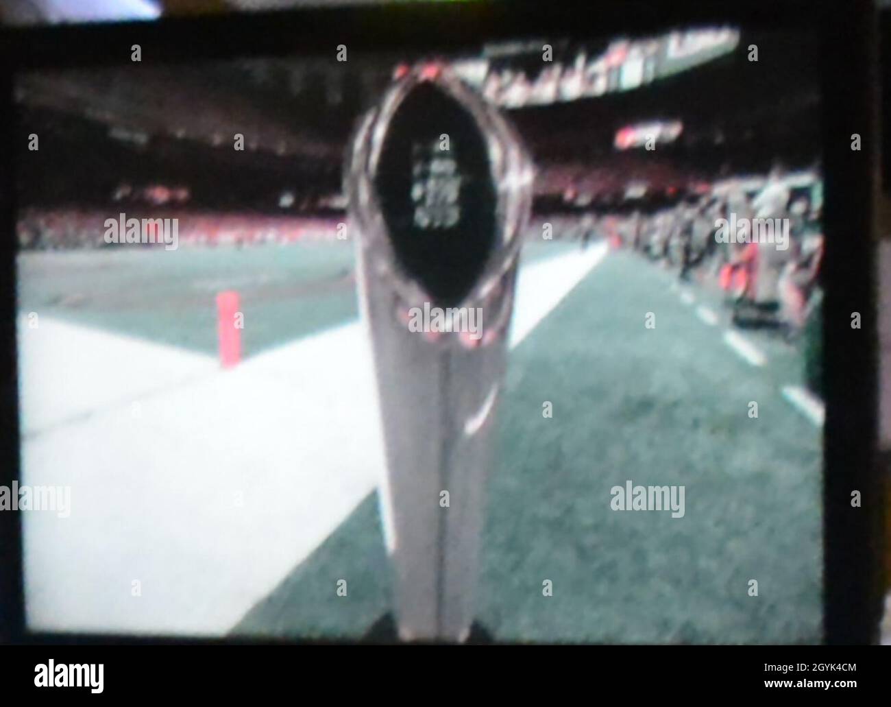 Il College Football Champions Trophy siede al margine del 13 gennaio durante la partita televisiva del campionato College Football Playoff alla Warrior zone. I soldati della prima Divisione di fanteria e Fort Riley hanno incoraggiato le Tigri della Louisiana state University mentre hanno sconfitto le Tigri della Clemson University per il campionato 2019 della PCP. Foto Stock