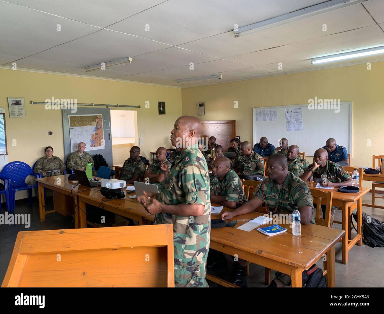 Un Airmen della forza aerea malawia briefing membri della US Air Forces in Europe and Air Forces Africa Manpower, Personnel and Services Directors, Force Development team presso la Lilongwe Air base, Malawi, 14 gennaio 2020. Il team di sviluppo della forza USAFE-AFAFRICA collabora con l'aviazione malawia dal 2018 per costruire una capacità di partnership nella regione. (STATI UNITI Air Force foto di Capt. Korey Fratini) Foto Stock