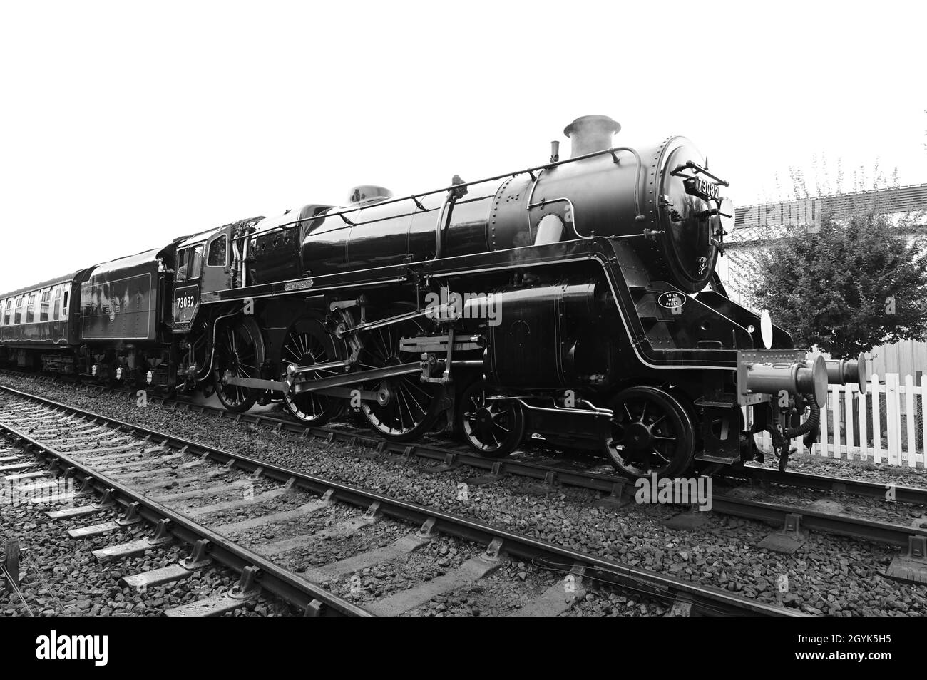 Camelot a Standard Class 5MT alla stazione di Sheffield Park sul Bluebell Foto Stock