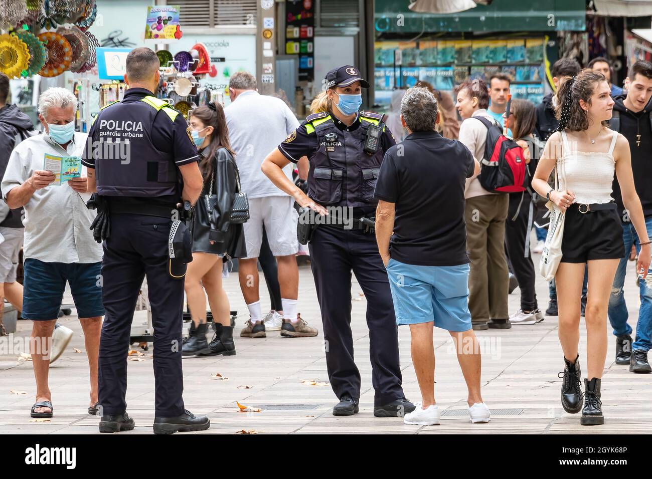 Barcellona, Spagna - 21 settembre 2021: La polizia Municipale di Barcellona aiuta i cittadini e i turisti con le loro domande Foto Stock