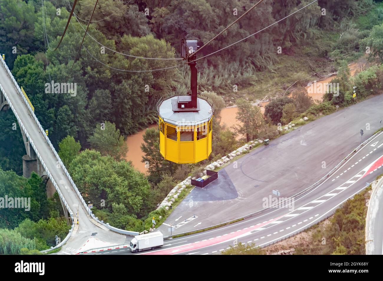 Cabinovia che sale fino al monte Montserrat in cui si trovano l'abbazia e monastero di Montserrat Foto Stock