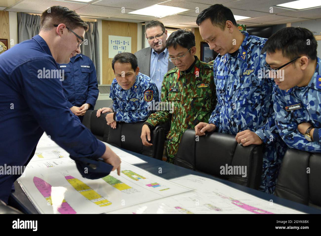 Il Lt. Ryun Konze rivede diversi diagrammi del layout interno del Cutter John Midgett della Guardia Costiera degli Stati Uniti (WHEC 726) a Seattle il 14 gennaio 2020. La USCGC John Midgett è una taglierina ad alta resistenza da 378 piedi commissionata nel 1972. (STATI UNITI Foto della Guardia Costiera di Petty Officer 2a classe Steve Strohmaier) Foto Stock