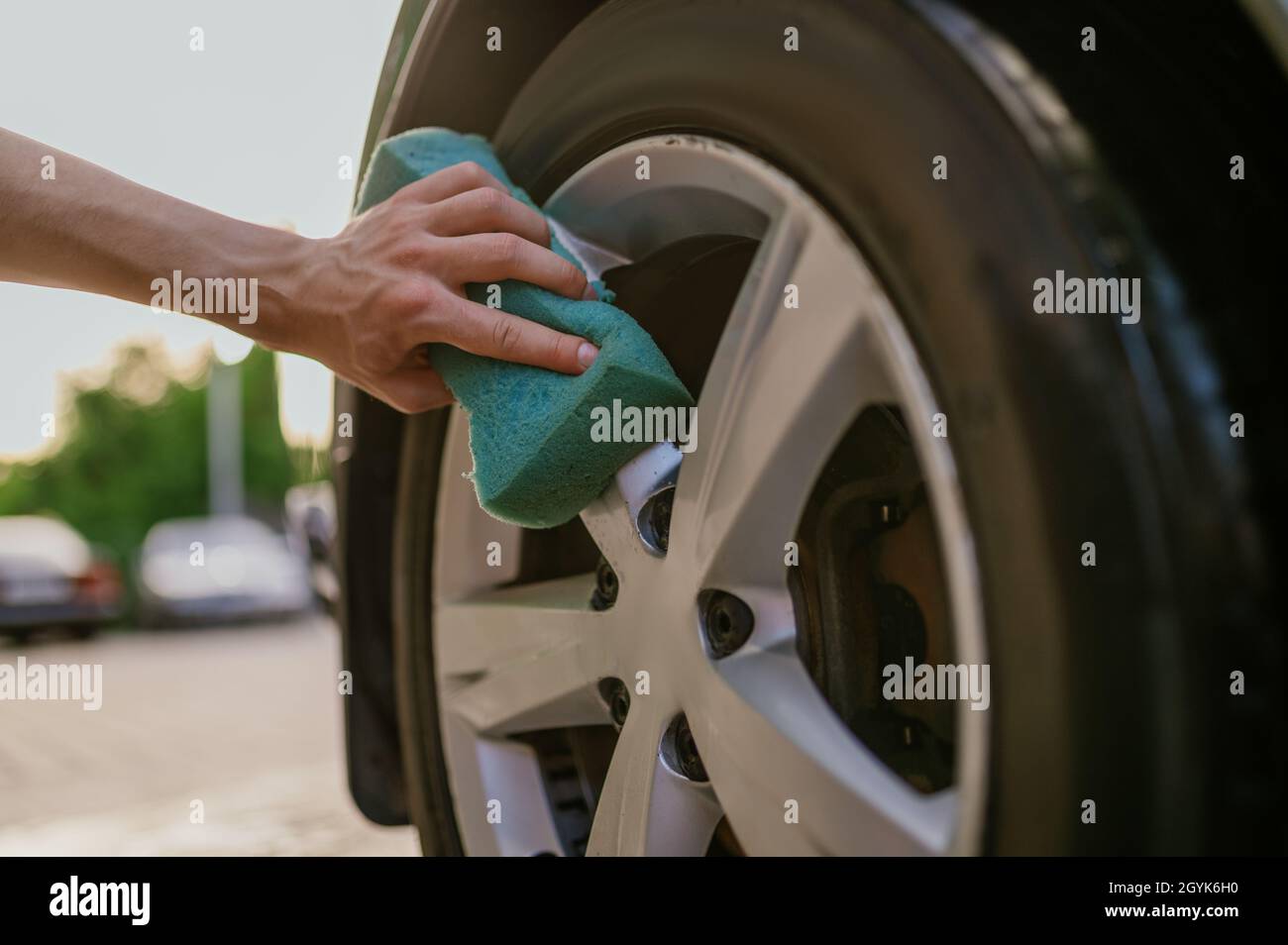 Uomo con spugna, autolavaggio a mano Foto Stock