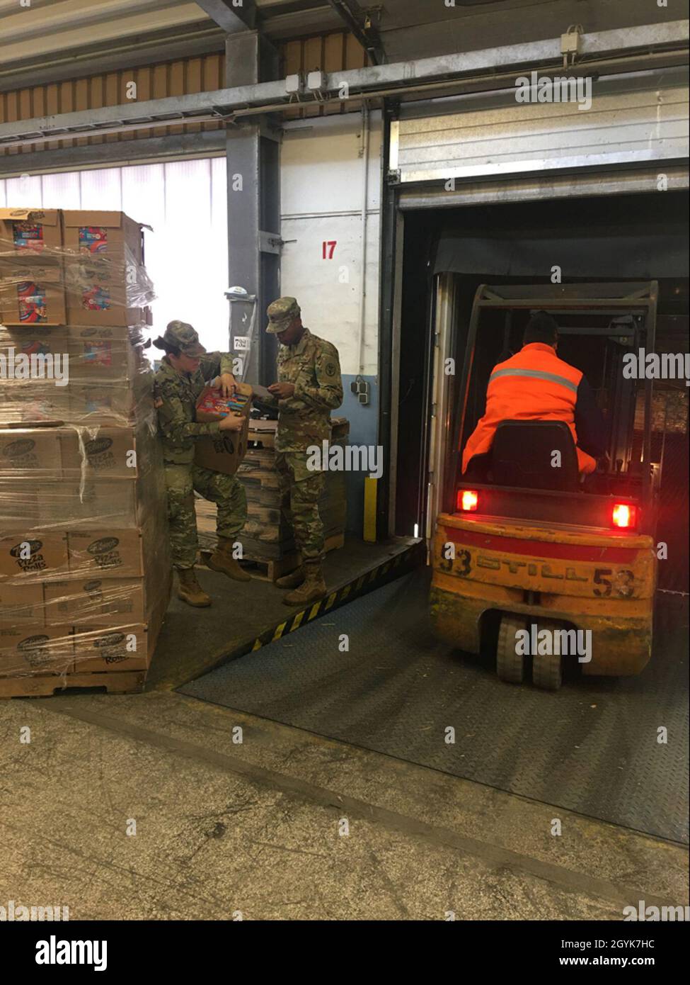 Personale Sgt. Abigail Lopez e Sgt. Dominique Williams (da sinistra a destra), ispettori alimentari presso la filiale veterinaria Kaiserslautern, scarico merci da un camion. Foto Stock