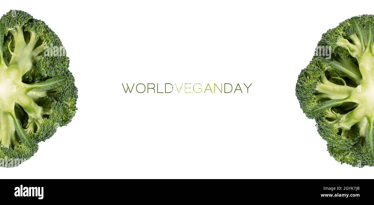 Concetto di giornata Vegan del mondo. Banner con teste fresche di broccoli e testo centrale isolato su bianco in formato panorama Foto Stock