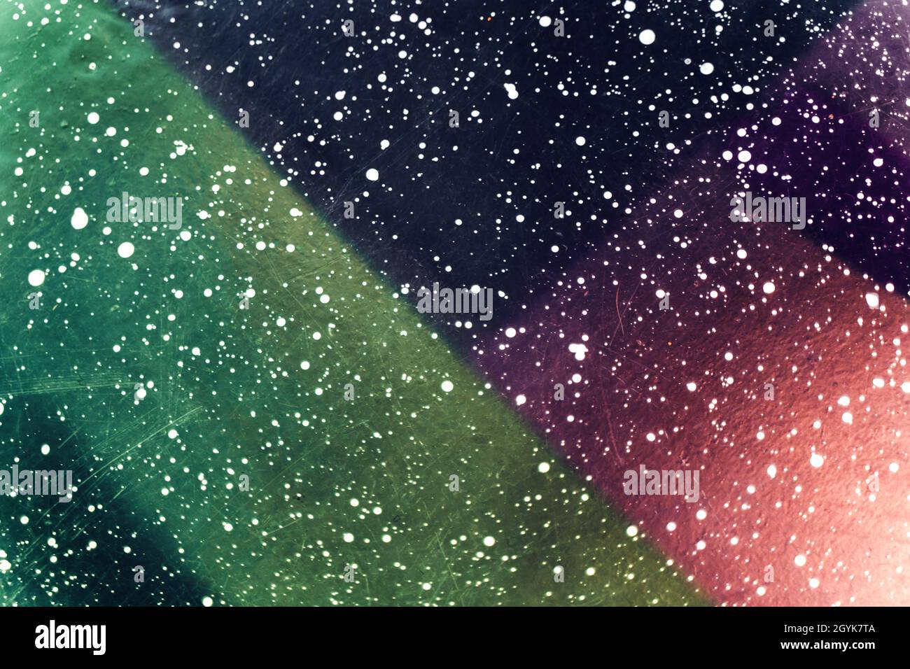 Carta da parati colorata futuristica. Superficie punteggiata astratta con spruzzi di vernice bianca e spray, colori verde, indaco, velluto e magenta dell'anno 2022 Foto Stock