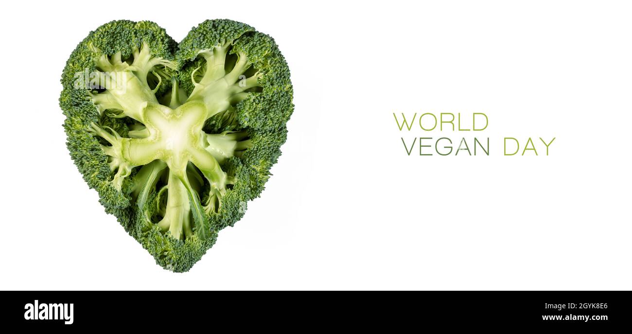 World Vegan Day banner design con cuore fresco broccoli isolato su bianco con testo campione. Giornata vegetariana Foto Stock