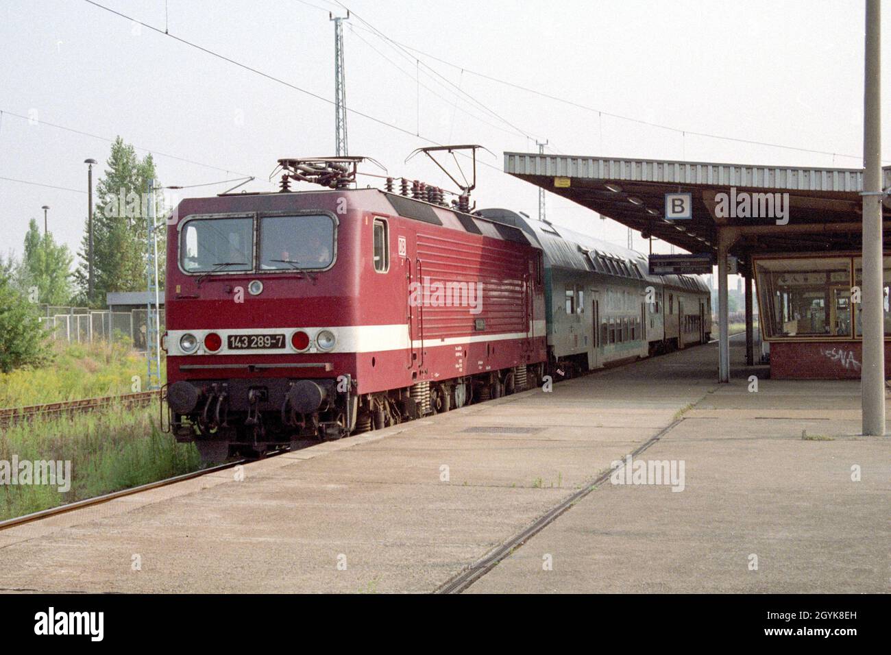 Un'ex locomotiva della Germania orientale a Schonefeld, appena fuori Berlino, nel 1995 Foto Stock