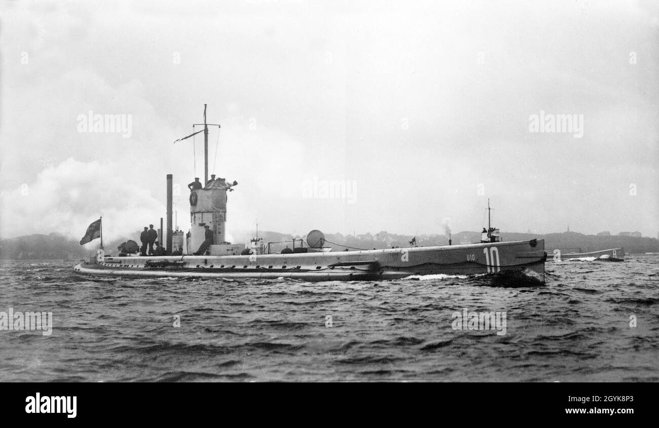 Una foto d'epoca circa 1911 di sottomarino tedesco o U Boat U-10 crociera in superficie. Lanciata il 24 gennaio 1911, affondò nel Golfo di Finlandia il 30 giugno 1916 dopo aver colpirato una miniera Foto Stock