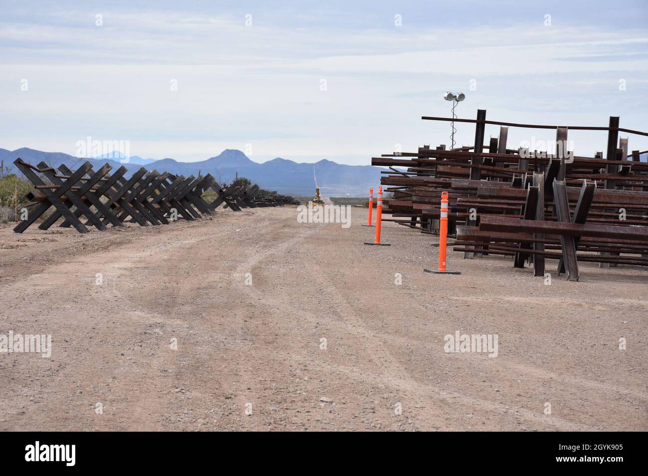 Le barriere esistenti obsolete in stile normanno (a sinistra) attendono la rimozione al progetto Tucson 3 vicino Douglas, Arizona, 15 gennaio 2020. Il progetto Tucson 3 si estende per circa 20 km, sostituendo i progetti dilapidati e obsoleti con un sistema di barriere in acciaio. Il corpo dell'esercito degli Stati Uniti degli ingegneri, il distretto di confine del Pacifico del sud sta fornendo i servizi di appalto, compreso il controllo di costruzione e di progettazione, dei progetti di barriera di confine del sud-ovest finanziati dal Dipartimento della Difesa in California, Arizona, New Mexico e Texas alla direzione dell'amministrazione e su richiesta del Dipartimento di Hom Foto Stock