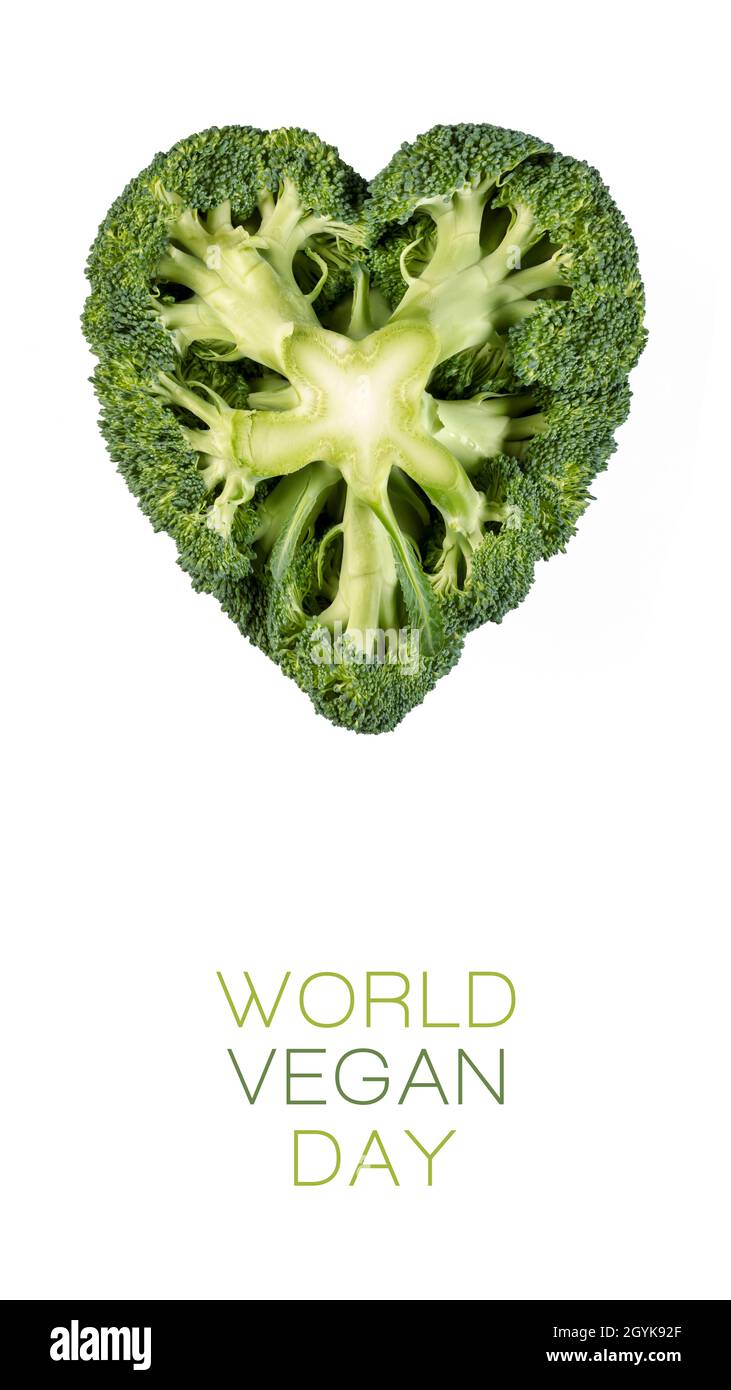 World Vegan giorno poster design con testa a forma di cuore di fattoria fresco broccoli che mostra il gambo isolato su bianco con testo e spazio copia sotto in verti Foto Stock