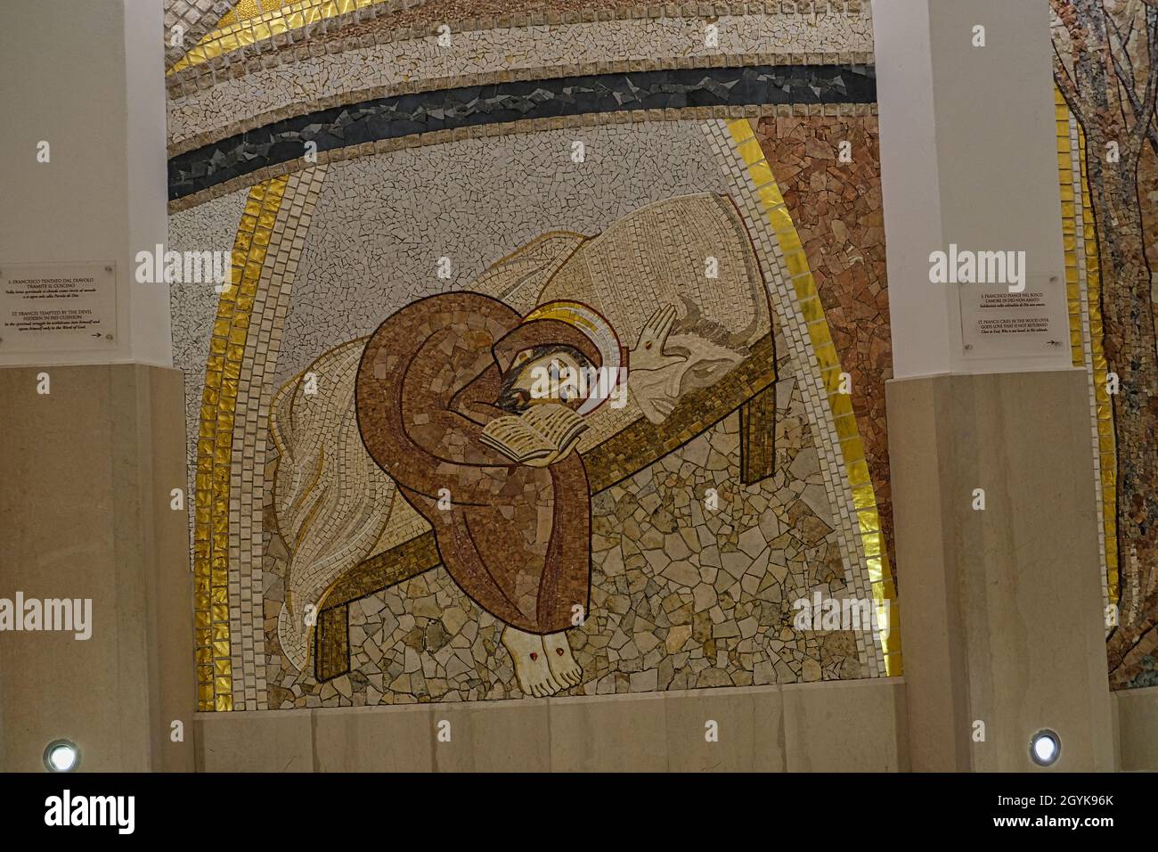 71013 SAN GIOVANNI ROTONDO, ITALIA - 01 settembre 2021: Opera di mosaico  murale nella chiesa di Padre Pio. Santuario di San Pio. Italia Foto stock -  Alamy