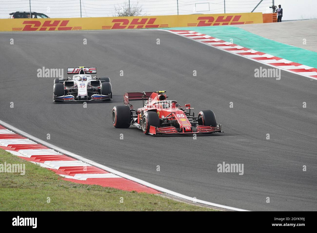 08.10.2021, Istanbul Park Circuit, Istanbul, Formula 1 Turkish Grand Prix 2021, nella foto Carlos Sainz Jr. (ESP #55), Scuderia Ferrari Mission Winnow, Mick Schumacher (DEU #47), Haas F1 Team Foto Stock