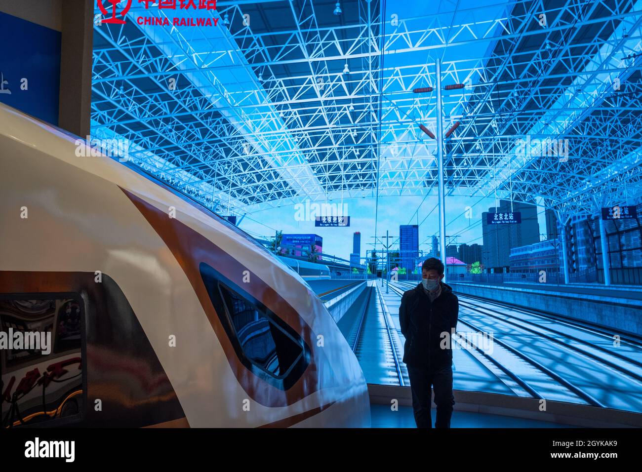 Un uomo guarda la locomotiva cinese ad alta velocità al Museo del Partito Comunista Cinese a Pechino. 08 ottobre 2021 Foto Stock