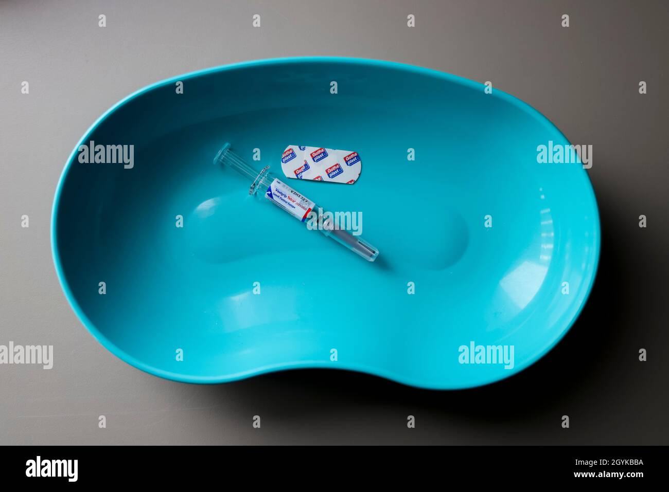 ILLUSTRAZIONE - 07 ottobre 2021, Sassonia, Großpösna: Una siringa preparata per la vaccinazione antinfluenzale di una donna incinta con il vaccino 'Vaxigrip Tetra 2021/2022' del produttore Sanofi Pasteur Europe si trova in un ufficio ginecologo. La vaccinazione antinfluenzale annuale è raccomandata per le donne in gravidanza, per le donne e gli uomini con malattie croniche, per le persone di età superiore ai 60 anni e per il personale medico. Foto: Jan Woitas/dpa-Zentralbild/dpa Foto Stock