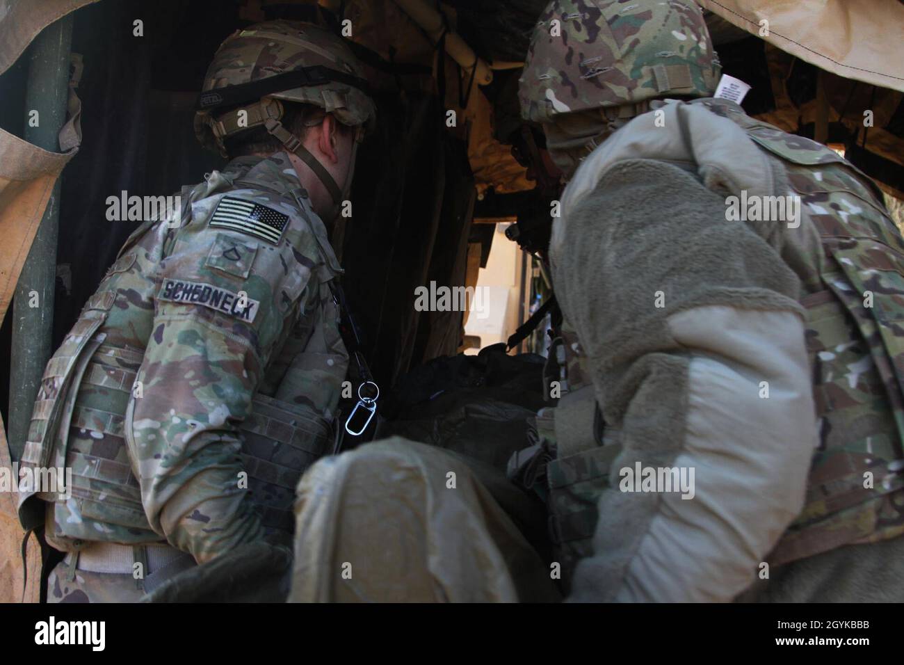 PFC. William Schedneck e SPC. Noah Helms of Headquarters and Headquarters Troop, 4th Squadron, 9th Cavalry Squadron, 2nd Armored Brigade Combat Team, 1st Cavalry Division, Trasportare un soldato con lesioni mock alla tenda medica per addestrare per ulteriore esame da parte del medico durante la parte di fuoco vivo dell'esercizio in preparazione per la soluzione combinata XIII, Gen.16, 2020. Combined Resolve XIII è un esercizio biennale condotto da US Army Europe e 7th Army Training Command destinato a valutare e certificare la disponibilità e l'interoperabilità delle forze statunitensi mobilitate in Europa a sostegno o Foto Stock