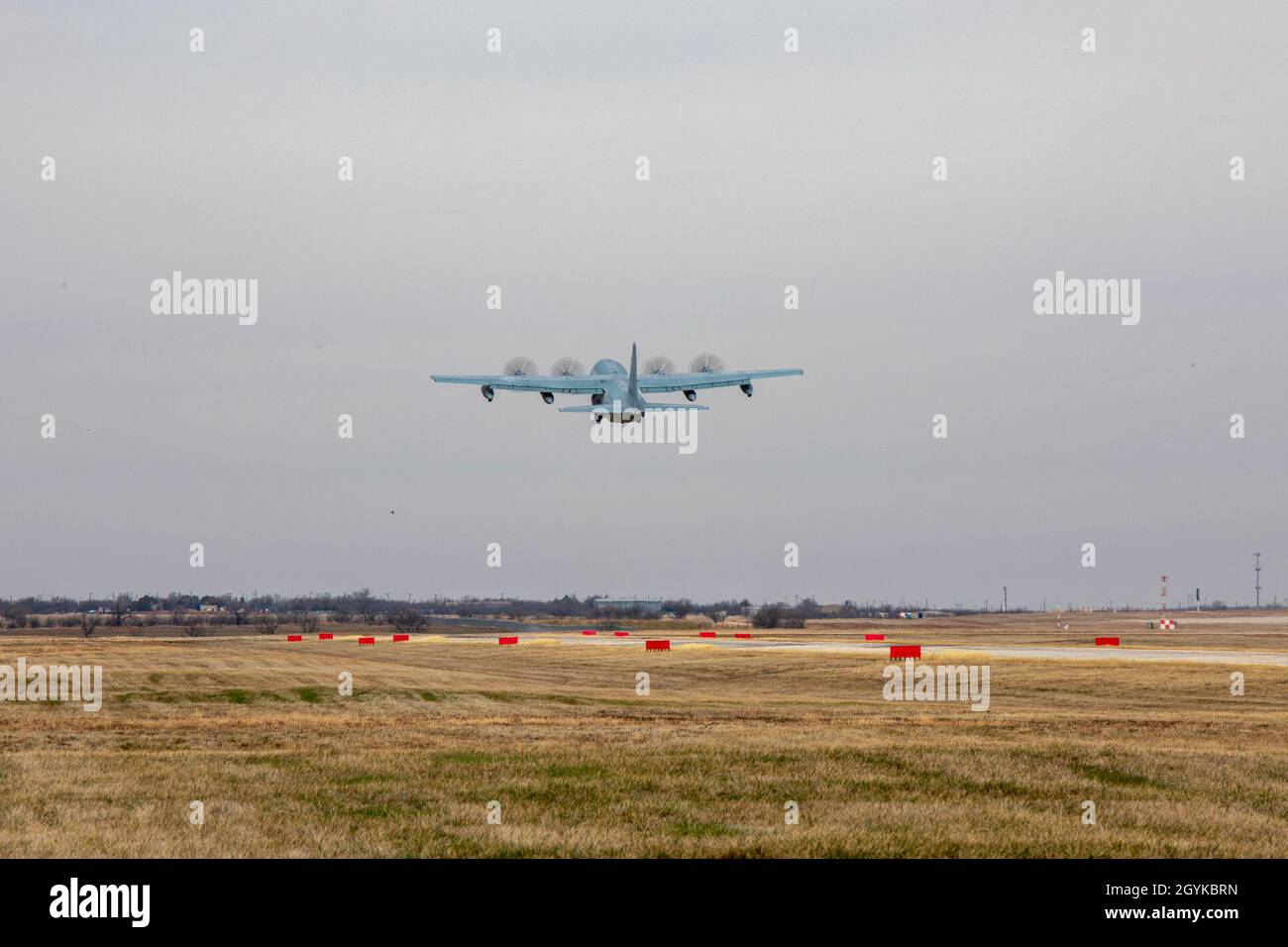I Marines USA con Marine Aerial Refueler Transport Squadron 152 (VMGR-152) conducono un addestramento iniziale per le zone di atterraggio di assualt durante DYESS Horizon 2020 alla base dell'aeronautica DI DYESS Abilene, Texas, il 13 gennaio 2020. VMGR-152 ha implementato due KC-130Js per condurre una formazione a livello di unità per piloti e membri dell'equipaggio, che è unica negli Stati Uniti e in Giappone. (STATI UNITI Foto del corpo marino di CPL. J’Vonnta Taylor) Foto Stock