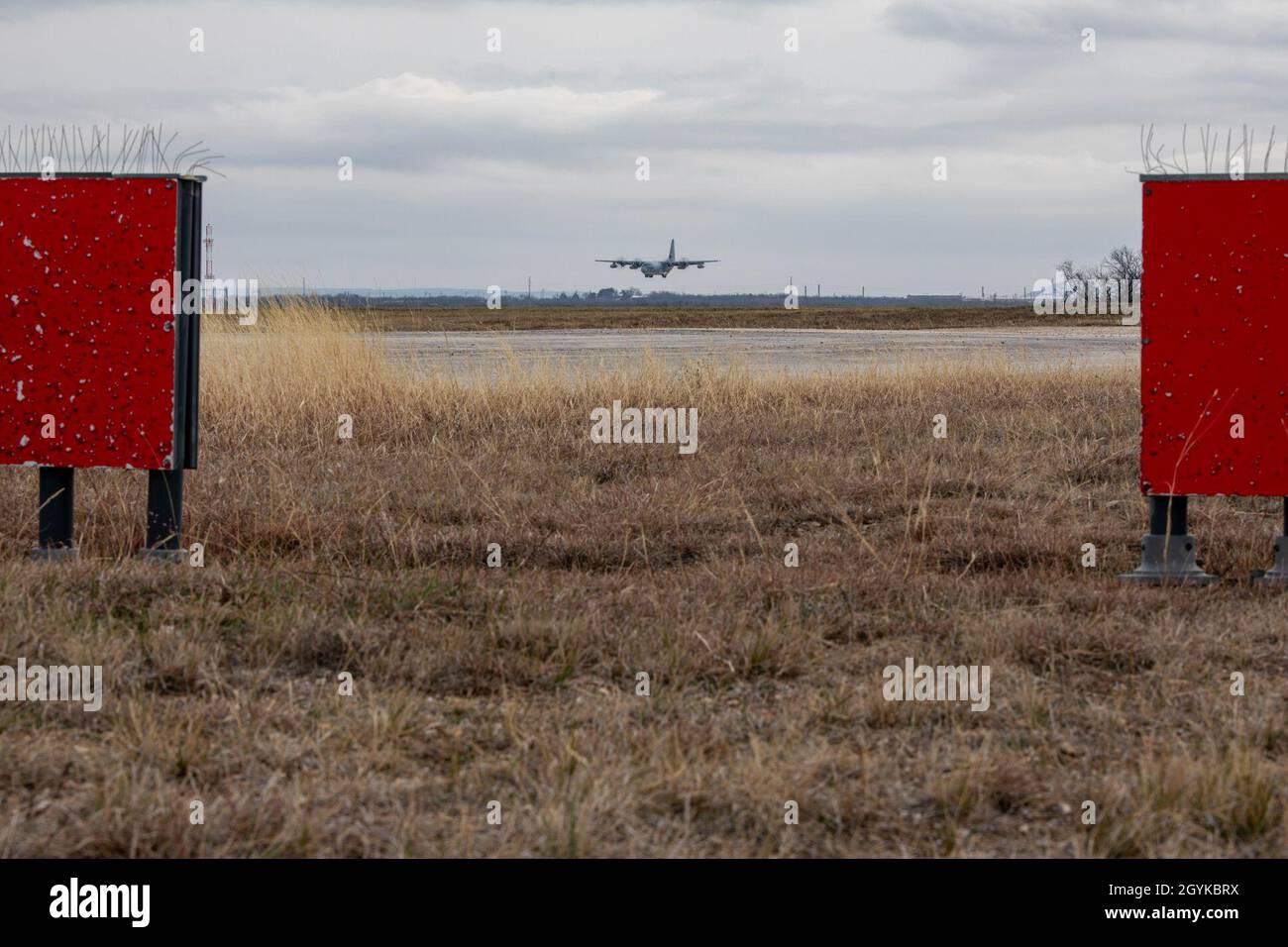 I Marines USA con Marine Aerial Refueler Transport Squadron 152 (VMGR-152) conducono un addestramento iniziale per le zone di atterraggio di assualt durante DYESS Horizon 2020 alla base dell'aeronautica DI DYESS Abilene, Texas, il 13 gennaio 2020. VMGR-152 ha implementato due KC-130Js per condurre una formazione a livello di unità per piloti e membri dell'equipaggio, che è unica negli Stati Uniti e in Giappone. (STATI UNITI Foto del corpo marino di CPL. J’Vonnta Taylor) Foto Stock