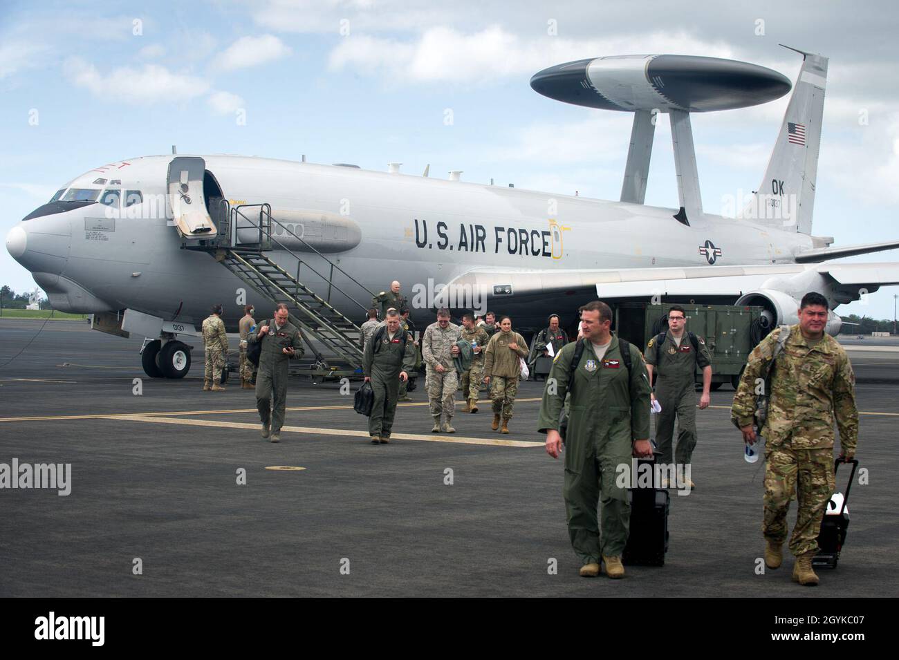 Il personale di volo del 970esimo Airborne Air Control Squadron, basato su Tinker Air Force base, Oklahoma, si allontana da una e-3 Sentry 16 gennaio 2020, a Joint base Pearl Harbor-Hickam, Hawaii, durante l'esercizio Sentry Aloha 20-1. La cupola del radar rotante dell'e-3 fornisce un'immagine precisa e in tempo reale dello spazio di battaglia al Joint Air Operations Center. Sentry Aloha è un'esercitazione guidata dalla Guardia Nazionale dell'aria delle Hawaii, tenuta diverse volte all'anno per fornire addestramento di combattimento-dissimile-aereo tra le unità di volo partecipanti. (STATI UNITI Foto della Guardia Nazionale aerea di John Linzmeier, Senior Airman) Foto Stock