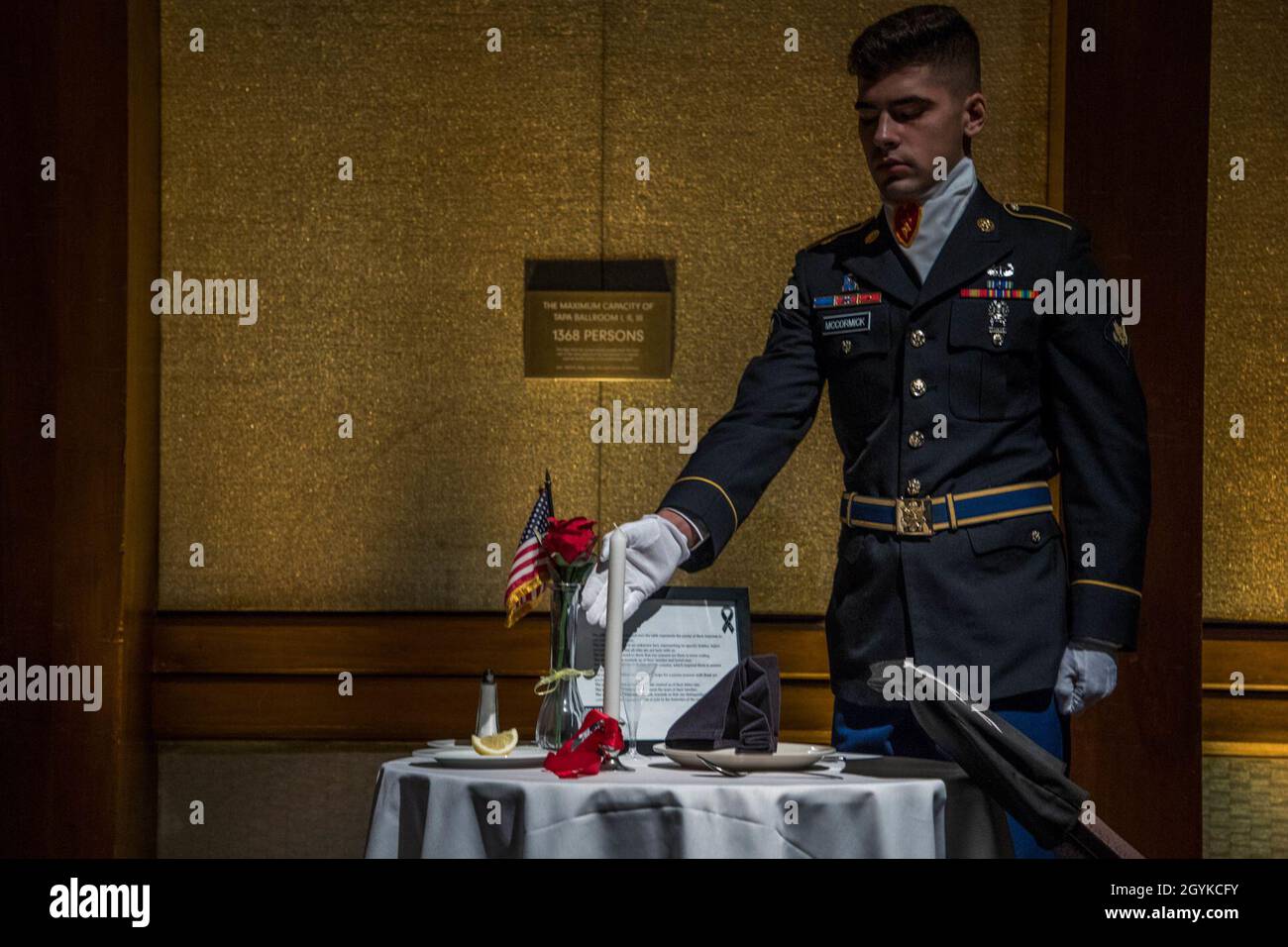 SPC. Brendon McCormick dirige la vostra attenzione ad ogni articolo al tavolo prigioniero di guerra/mancante in azione (POW/mia) durante il 2-25th Regiment di Aviazione, 25th Ball di Brigata di Aviazione di combattimento il 16 gennaio 2020 all'Hilton Hawaiian Village, Ciao. La tabella riconosce i membri che mancano e onora la loro memoria e il loro servizio. (US Army Photo by Sgt. Sarah D. Sangster) Foto Stock