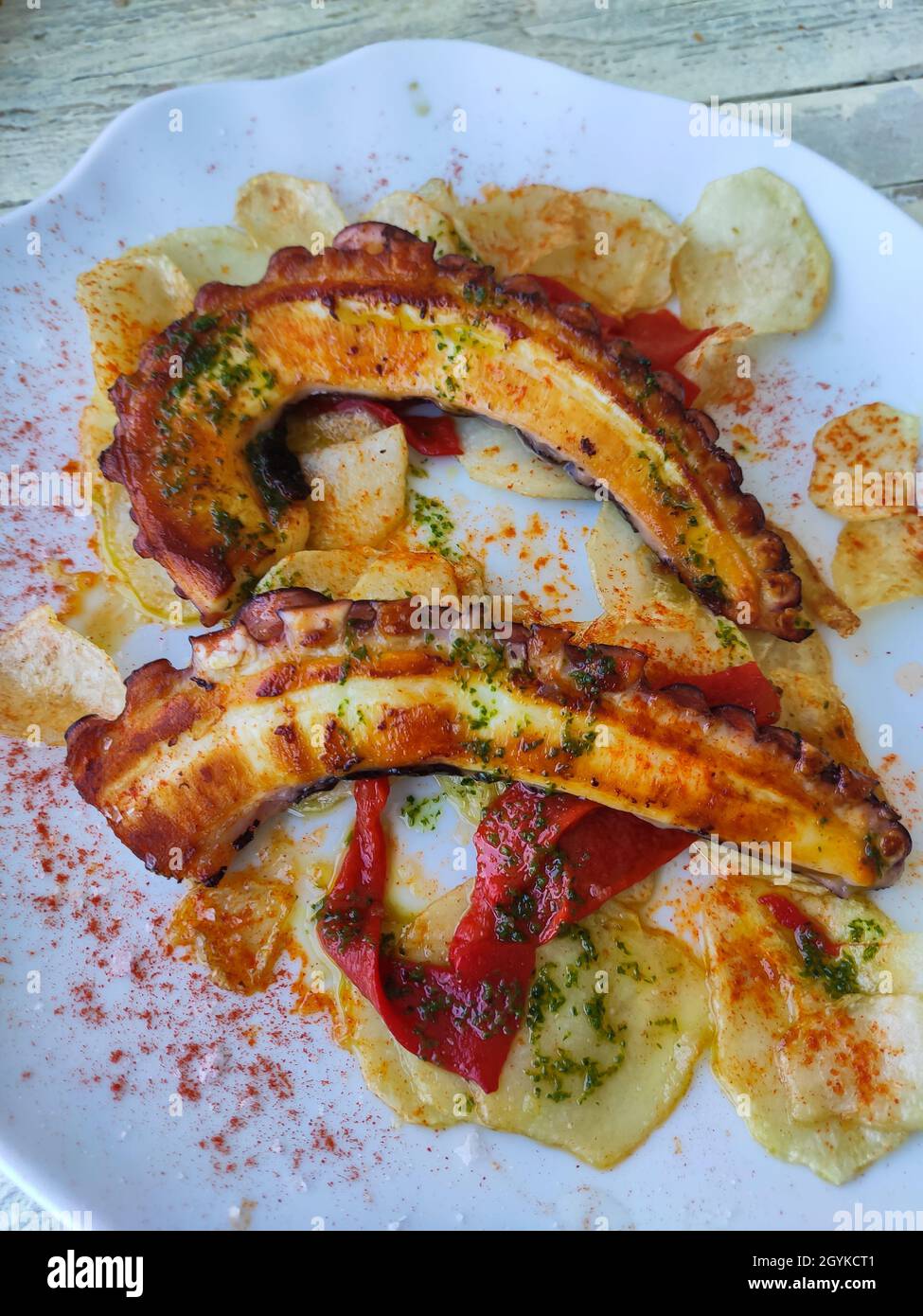 Delizioso polpo barbecue alla griglia. Vista dall'alto di pesce Foto Stock