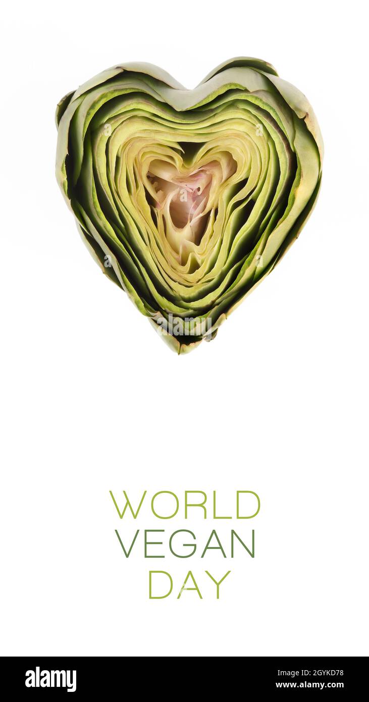 Progettazione concettuale per la giornata mondiale del Vegan con testa a forma di cuore di carciofo fresco, vista dall'alto isolata su bianco con testo campione e spazio di copia belo Foto Stock