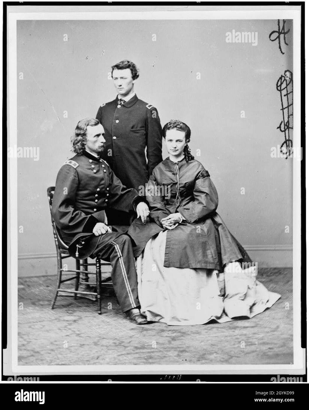 George A. Custer siede accanto a sua moglie, Elizabeth Custer, e a suo fratello, il Lt. Thomas W. Custer, che si trova tra loro circa il 3 gennaio 1865. Biblioteca del Congresso foto Foto Stock