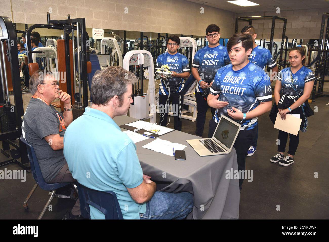BROWNSVILLE, Texas - (Gen. 17, 2020) Andres Onzales con il Team Sparky di Harlingen Early College High School, briefs Domingo Molina, di Brownsville, docente di informatica presso l'Università del Texas Rio Grande Valley (UTRGV) e chip Breier, di Brownsville, professore associato presso UTRGV, Della progettazione del veicolo sottomarino a distanza (ROV) del suo team durante la parte di intervista di HESTEC 2020 SeaPerch Challenge tenutasi presso il Margaret M. Clark Aquatic Center. Il concorso annuale di robotica subacquea, ospitato da UTRGV, in collaborazione con NRD San Antonio, ha dato il via a un nuovo formato Foto Stock