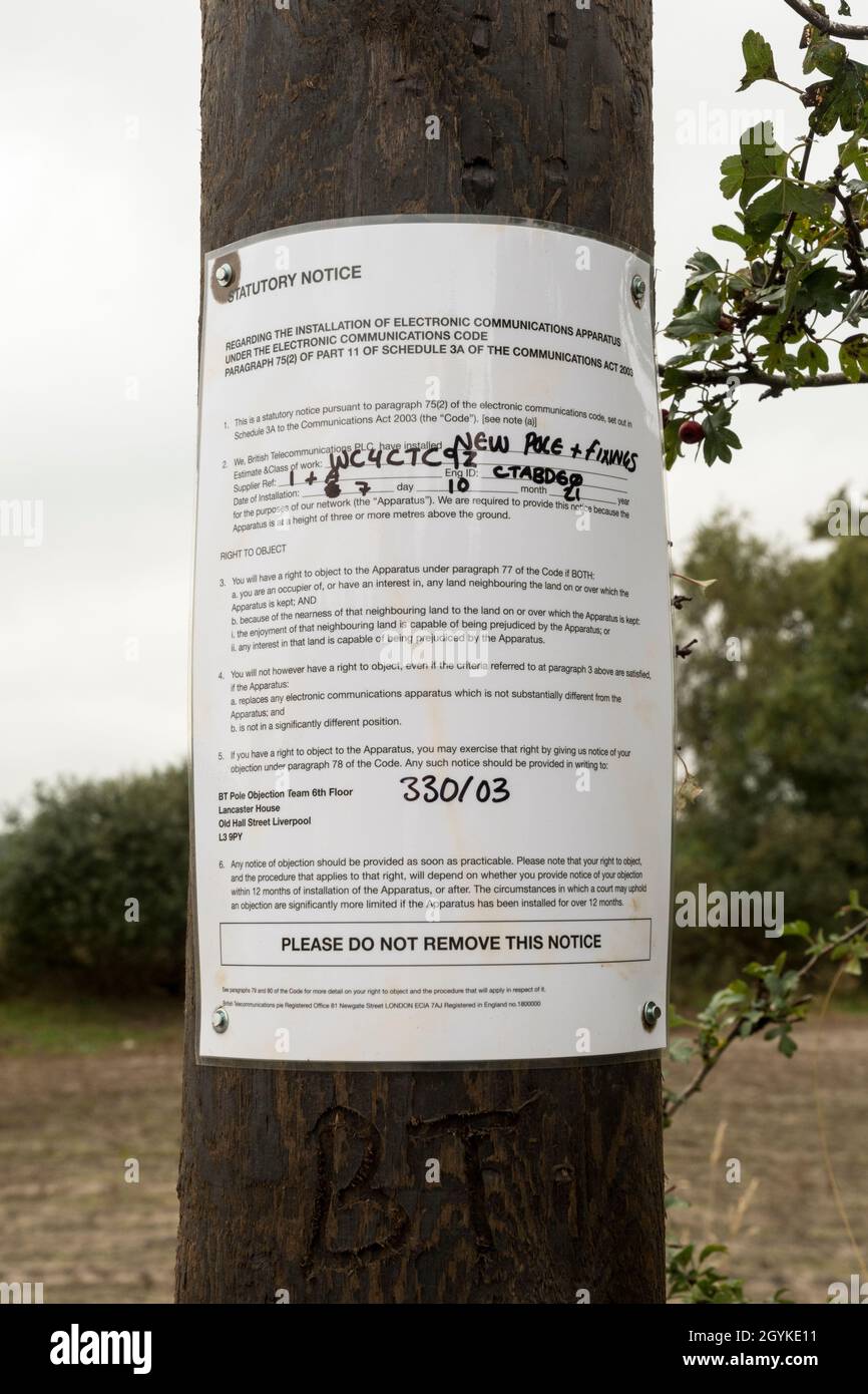 Avviso legale ai sensi del Communications Act 2003 fissato ad un palo telegrafo di nuova installazione. Foto Stock