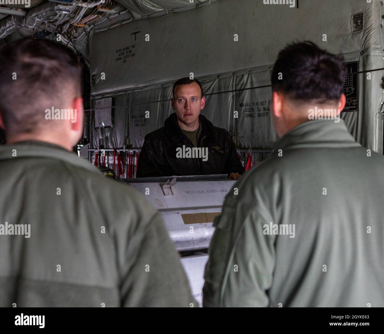 I Marines USA con Marine Aerial Refueler Transport Squadron 152 (VMGR-152) conducono un briefing dell'equipaggio durante DYESS Horizon 2020 alla base dell'aeronautica di Dyess ad Abilene, Texas, il 17 gennaio 2020. Dyess Horizon è un'opportunità di formazione per eseguire esercizi di volo aereo, tattico di basso livello, reazione alle minacce e voli di divisione utilizzando risorse e strutture di formazione che sono uniche negli Stati Uniti. Questa formazione garantisce i più alti livelli di preparazione e la capacità di rispondere in un momento di preavviso a qualsiasi minaccia, crisi o disastro umanitario all'interno della regione Indo-Pacific. (STATI UNITI Foto Stock
