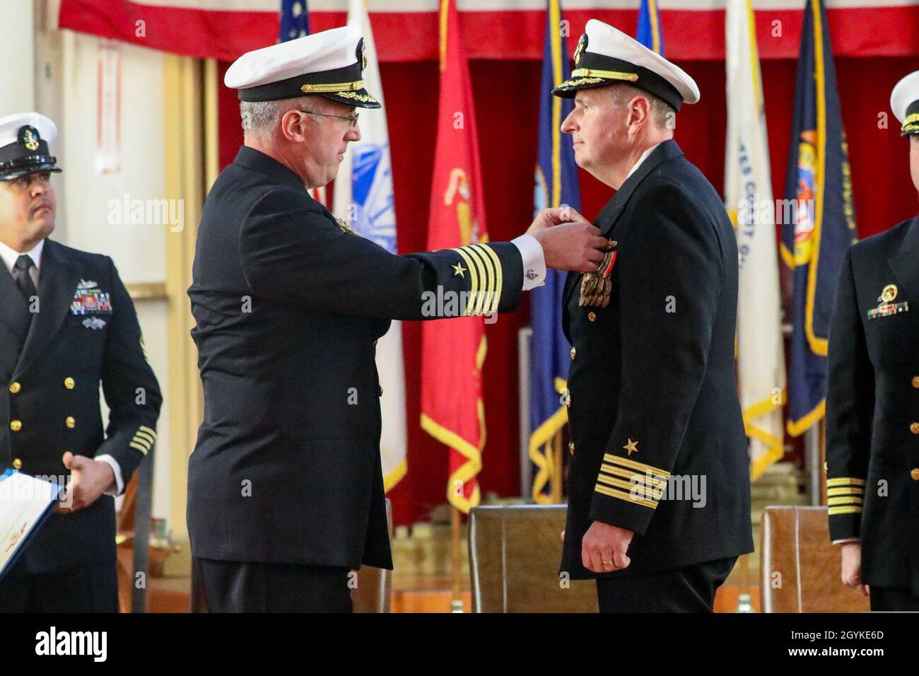 200117-N-TF178-1104 SAN DIEGO (GEN. 17, 2020) -- il Capitano Kenneth M. Coleman parla durante la cerimonia di cambio di comando di Amphibious Squadron THREE tenutasi al Veterans Museum di Balboa Park, gennaio 17. La missione principale dello Squadrone TRE anfibio è quella di pianificare ed eseguire operazioni anfibie, tra cui imbarco, transito verso un’area oggettiva, e assalto in condizioni di combattimento utilizzando la più recente ed efficace dottrina della forza anfibia. (STATI UNITI Navy Photo by Mass Communication Specialist 2a classe Jeremy Laramore) Foto Stock