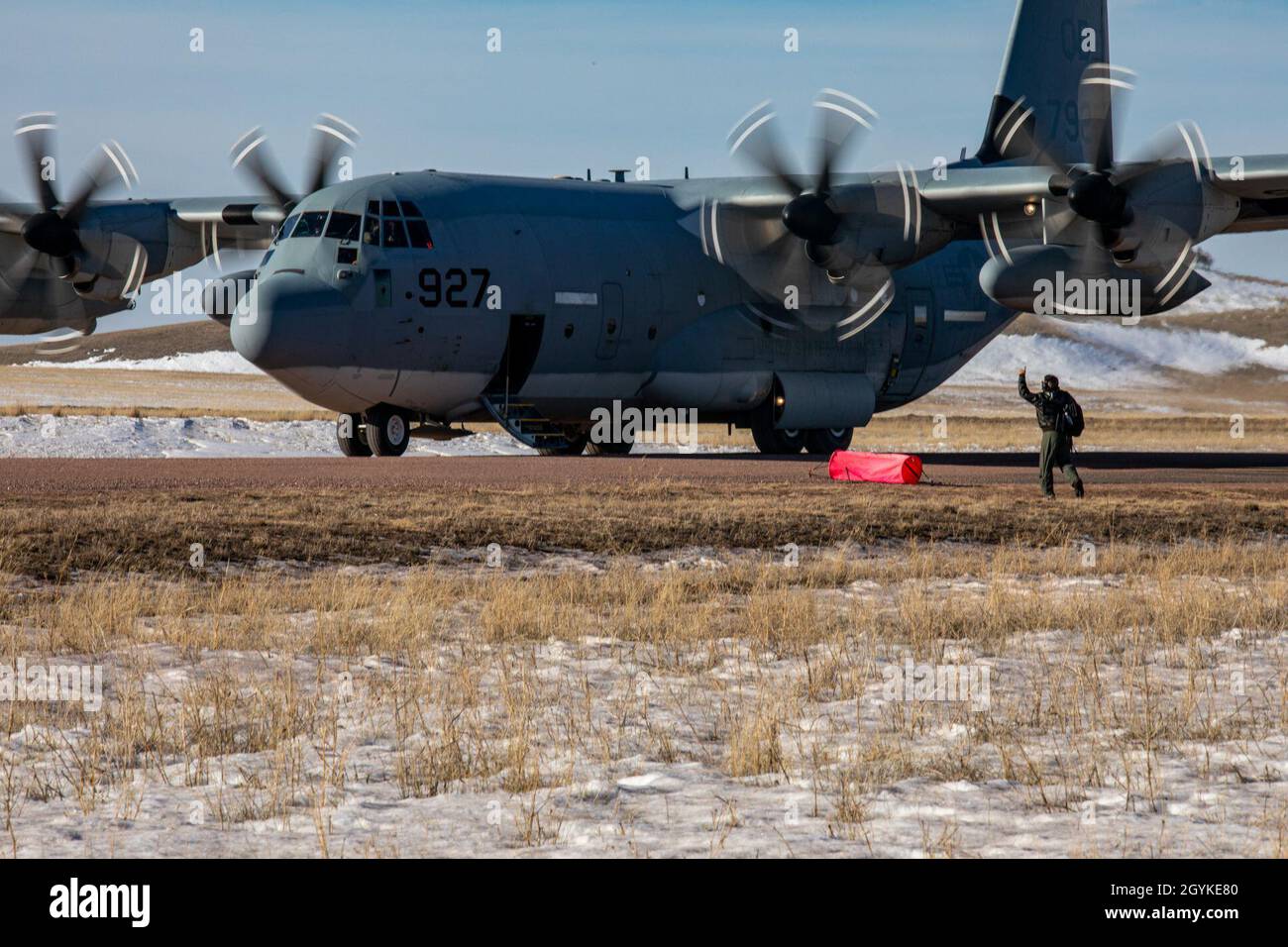 U.S. Marines con Marine Aerial Refueler Transport Squadron 152 (VMGR-152) conducono una formazione senza miglioramenti nella zona di atterraggio durante DYESS Horizon 2020 a Camp Guernsey, Wyoming, il 15 gennaio 2020. Dyess Horizon è un'opportunità di formazione per eseguire esercizi di consegna aerea, volo tattico a basso livello, reazione alle minacce e voli di divisione utilizzando risorse e strutture di formazione uniche per gli Stati Uniti. Questa formazione garantisce i massimi livelli di prontezza e la capacità di rispondere in un momento all’avviso di qualsiasi minaccia, crisi o disastro umanitario all’interno della regione indo-pacifica. (STATI UNITI Foto Stock
