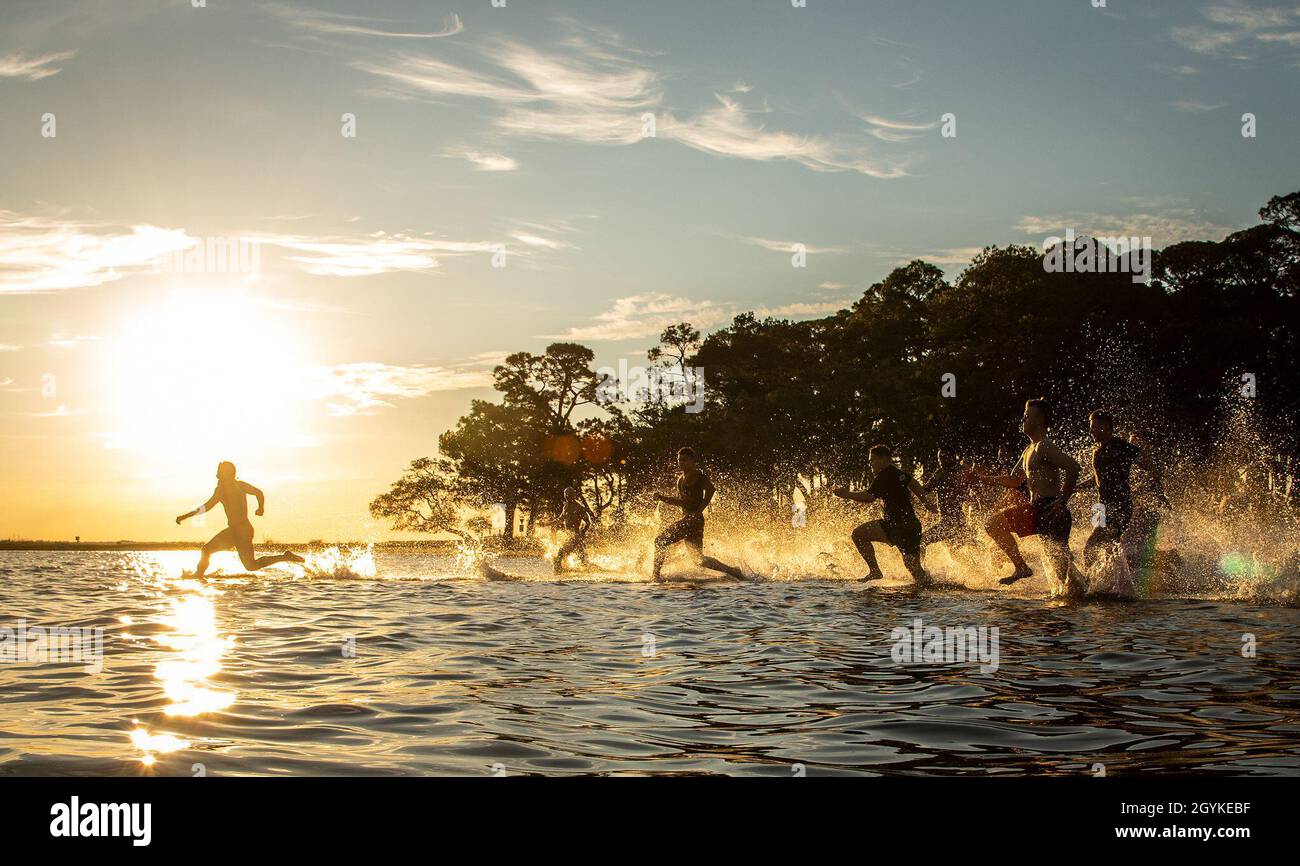 I membri del team Eglin prendono il Polar Bear Plunge nella Choctawhatchee Bay 17 gennaio presso la base dell'aeronautica Eglin, Fl. I quasi 100 "pistoncini" hanno completato anche l'annuale Resolution Run prima del loro rapido tuffo nella baia. Le bevande calde e il cibo aspettavano coloro che hanno partecipato al tuffo. (STATI UNITI Foto Dell'Aeronautica/Samuel King Jr.) Foto Stock