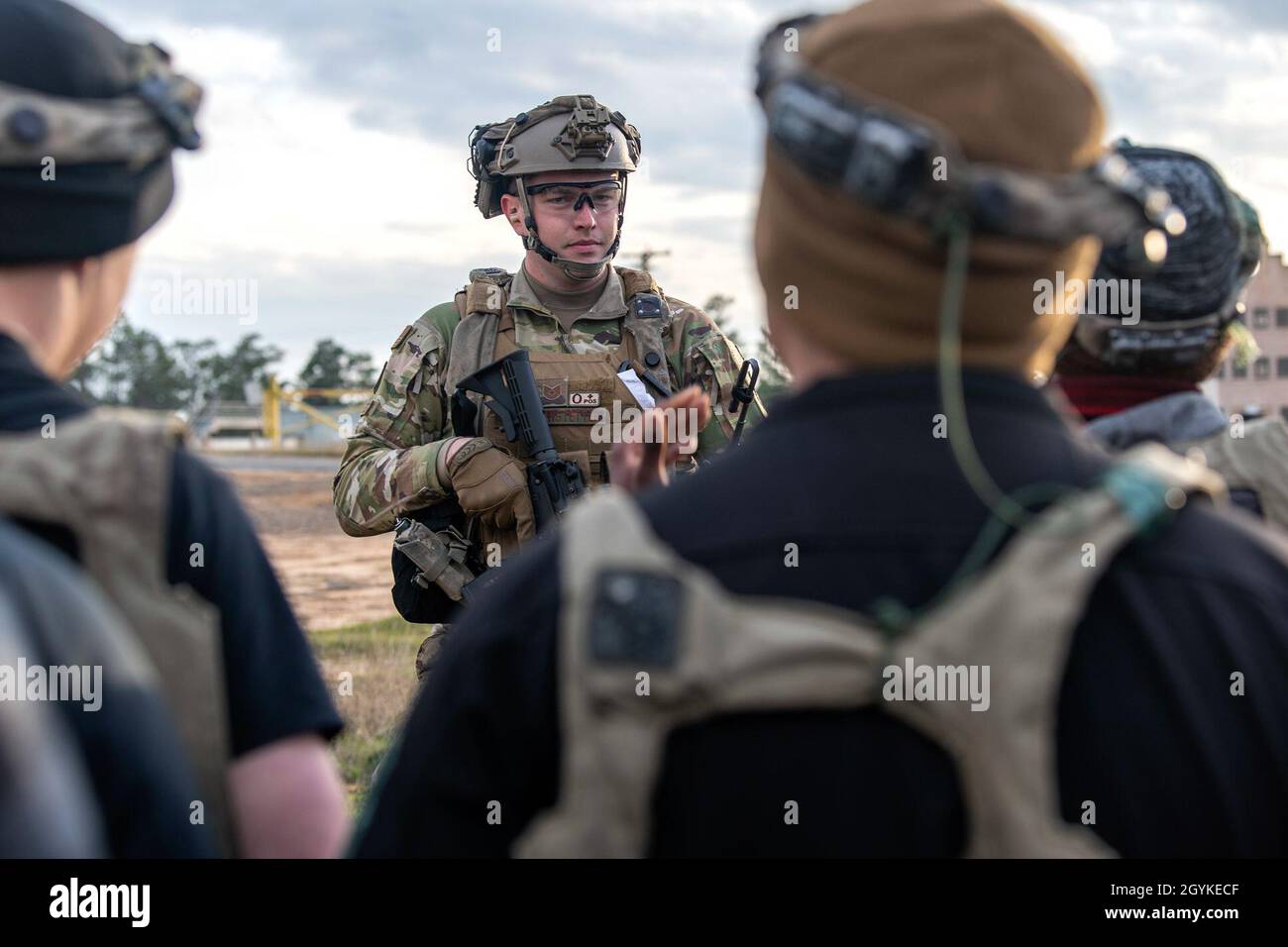 Tecnologia. SGT. Matt Branstetter, 921st Contingency Response Squadron, crea una barriera umana da dimostranti simulati alla zona di atterraggio di Geronimo durante l'esercizio 17 gennaio 2020, presso il Joint Readiness Training Center di Fort Polk, Louisiana. Branstetter è uno specialista del trasporto aereo dell'821° Gruppo di risposta alle emergenze. (STATI UNITI Air Force foto di Tech. SGT. David W. Carbajal) Foto Stock