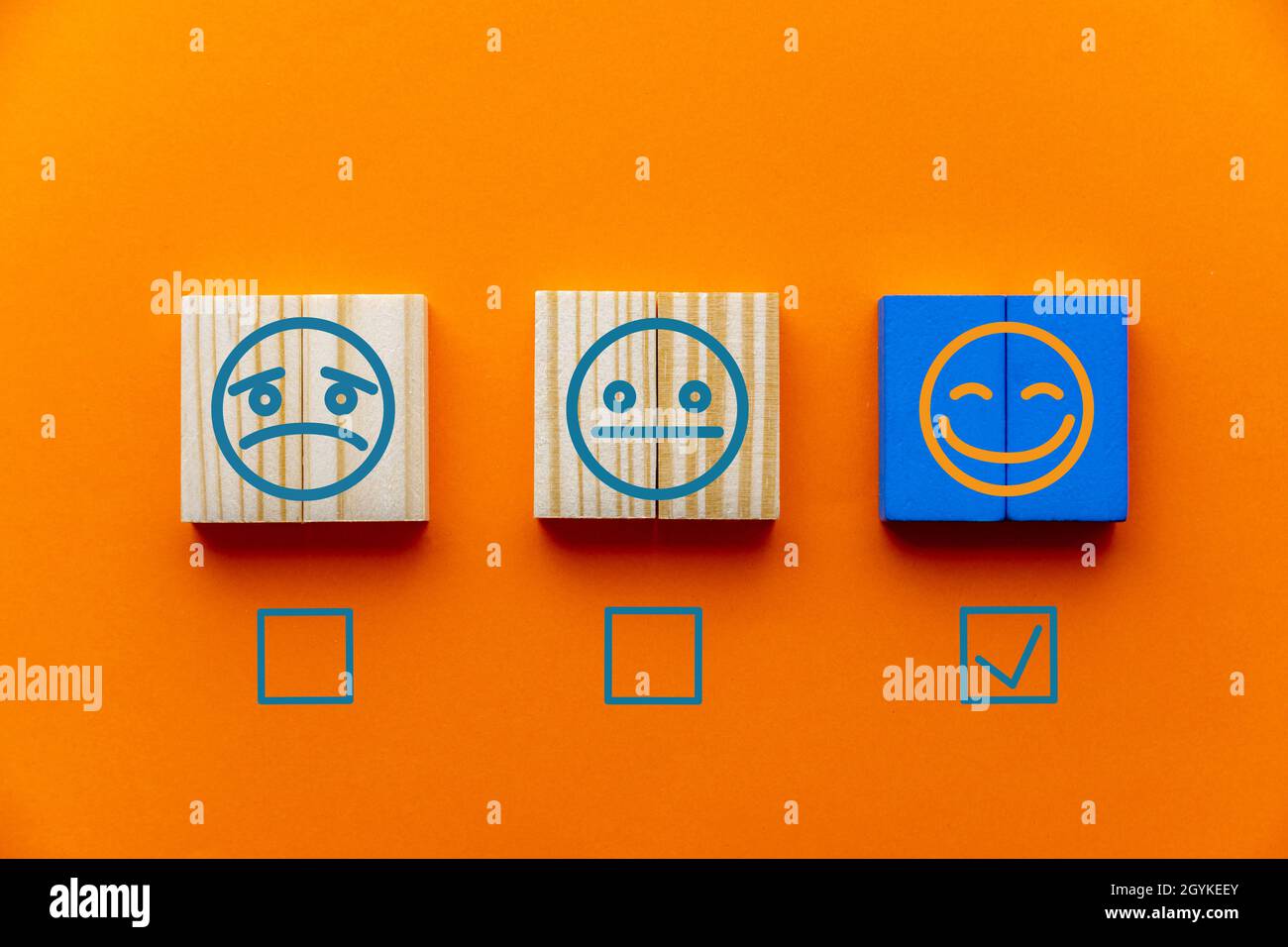 Sfondo arancione con riquadri emotivi e caselle di controllo per i sondaggi sulla soddisfazione dei clienti Foto Stock