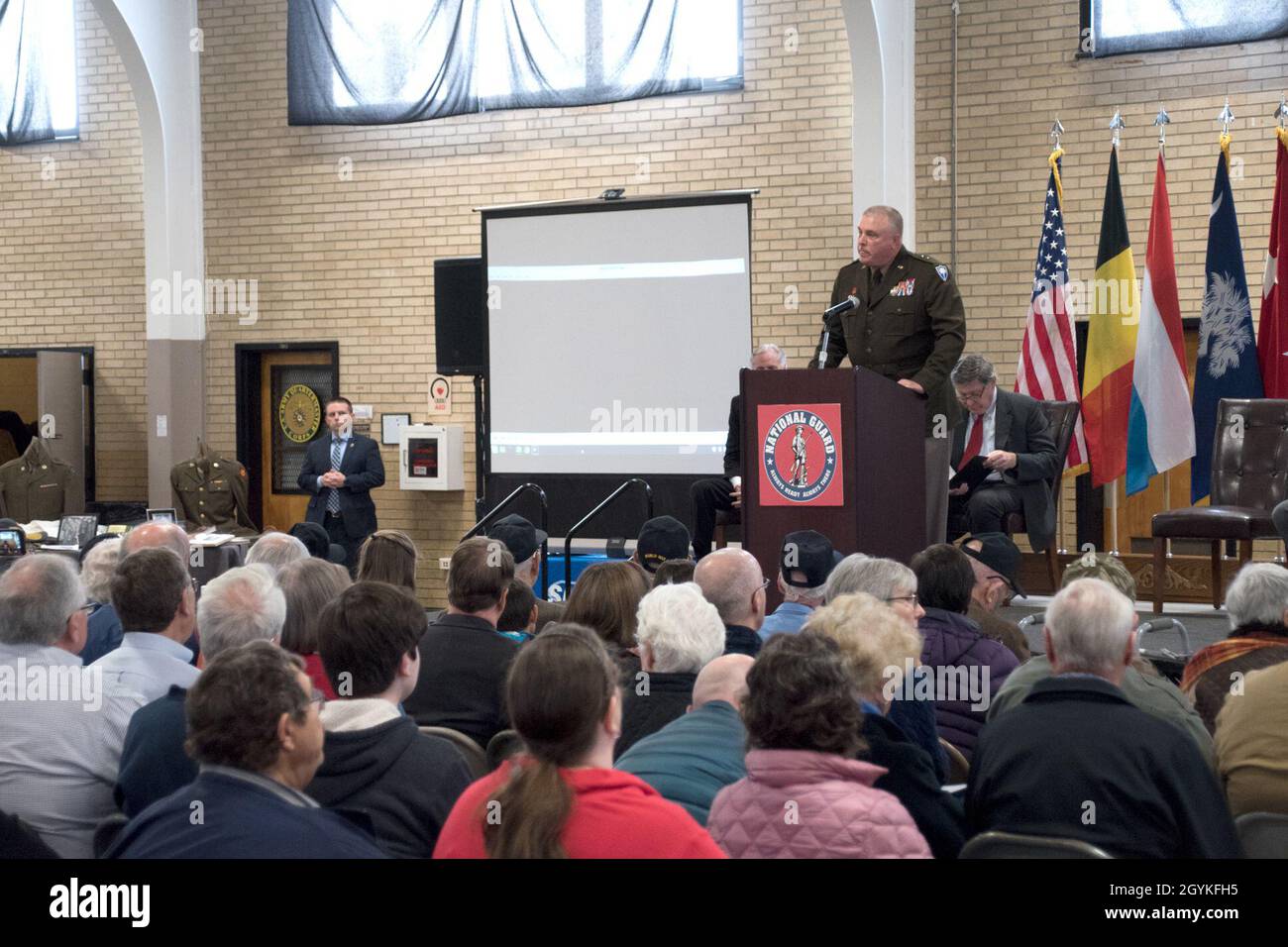 Il generale dell'esercito degli Stati Uniti Van McCarty, il generale aggiunto per la Carolina del Sud, parla ai veterani della seconda guerra mondiale durante una cerimonia che riconosce il 75° anniversario della battaglia del Bulge, 18 gennaio 2020 a Columbia, Carolina del Sud. I membri del servizio e i civili hanno avuto l'opportunità di sperimentare la vita come soldato in quel periodo attraverso numerose esposizioni e interazioni con i veterani. La battaglia della Bunge fu l'ultima grande offensiva tedesca sul fronte occidentale durante la seconda guerra mondiale, e ebbe luogo dal 16 dicembre 1944 al 25 gennaio 1945. (STATI UNITI Foto della Guardia Nazionale dell'Esercito da parte dello staff Sgt. Brad Mincey, Foto Stock